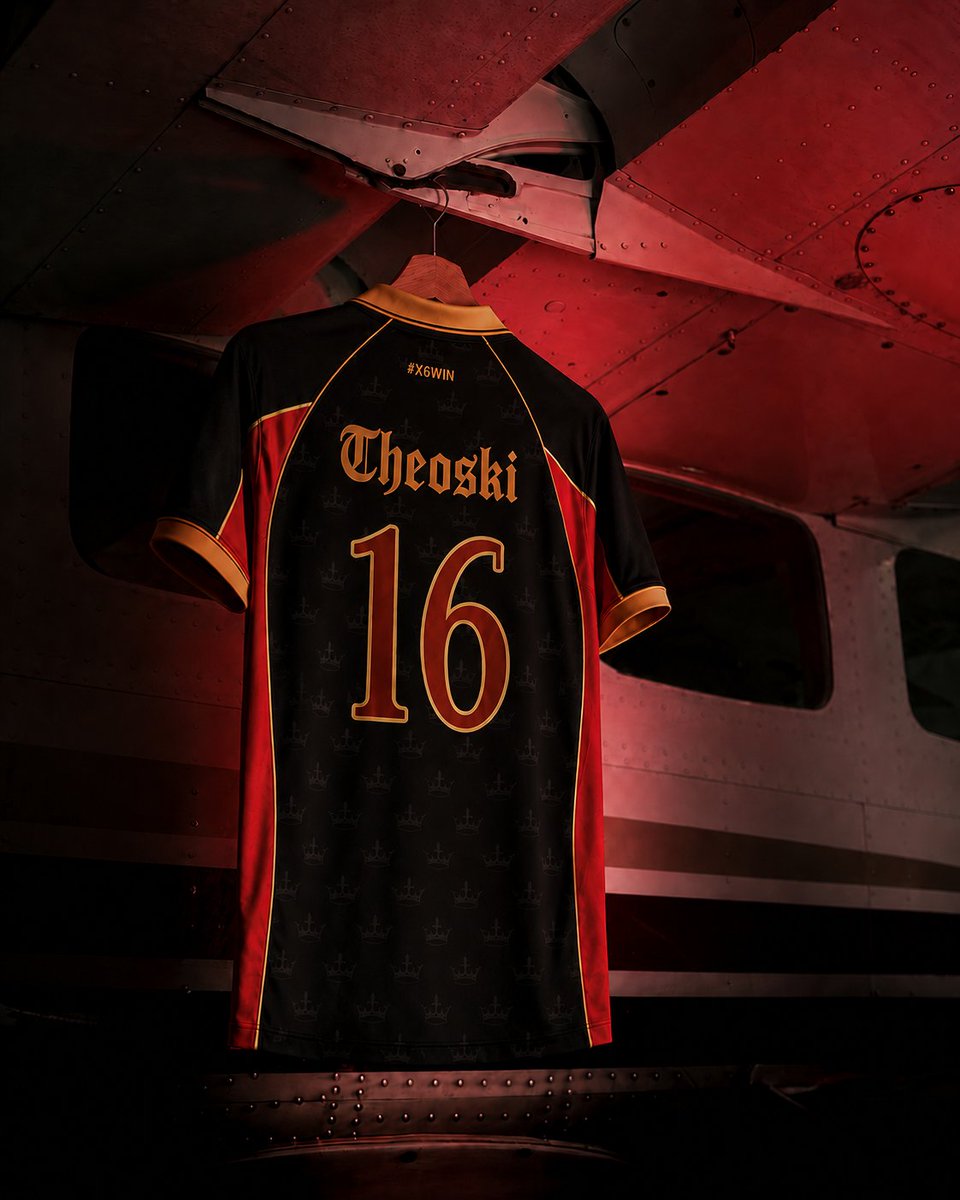 X6_Esport_eu's tweet photo. 🚨 | Le merchandising ultime vient de drop.

X6 Esport 2027 + World Cup Fortnite 2026.

Noir, Or, Rouge… Un motif a couronne & 100% 
"Beyond Limits".

Le seul loot qui te rend plus stylé que ta perf ! 

Le maillot officiel World Cup à domicile est arrivée chez @yokoesports !!

Disponible dès maintenant :
https://t.co/UWk8QI2wEA 

#X6WIN❤️🖤