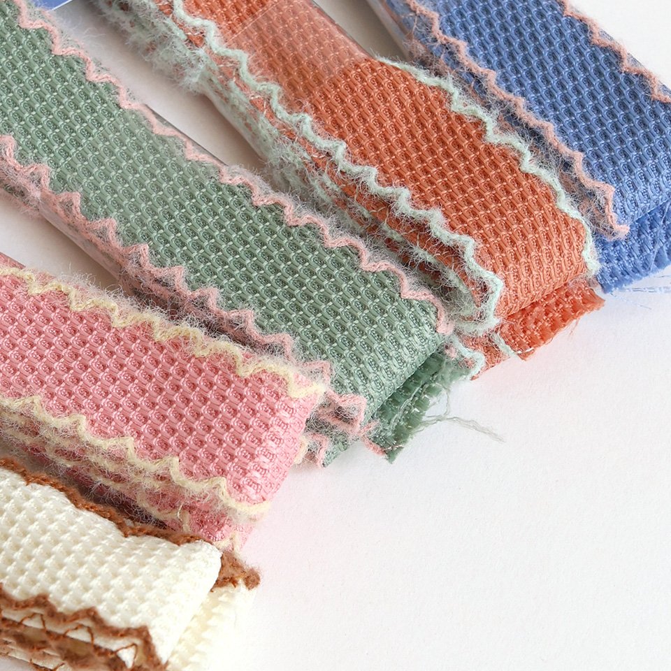 crafthearttokai's tweet photo. ／
🆕フリルカラーテープ
＼
なみなみの縁取りがかわいいリボンができました🎀
太さは、約25mmと約10mmの2タイプ。
プレゼントのリボンとして使うのはもちろん、髪飾りなどのアクセサリーにするのも◎
あなたならどう使いますか？
▼詳細はこちら
https://t.co/A6DZvBKCmG https://t.co/NuCQv0Sy4B
