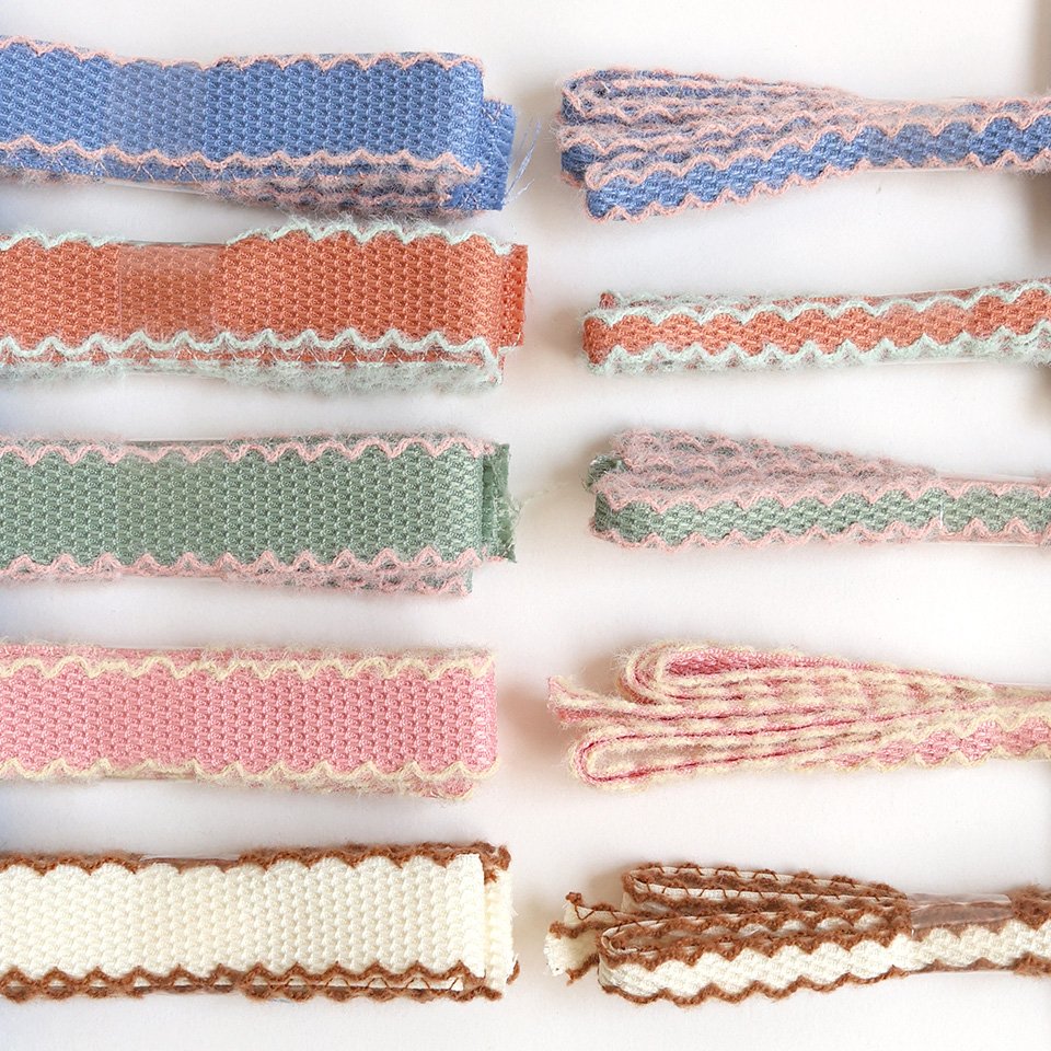 crafthearttokai's tweet photo. ／
🆕フリルカラーテープ
＼
なみなみの縁取りがかわいいリボンができました🎀
太さは、約25mmと約10mmの2タイプ。
プレゼントのリボンとして使うのはもちろん、髪飾りなどのアクセサリーにするのも◎
あなたならどう使いますか？
▼詳細はこちら
https://t.co/A6DZvBKCmG https://t.co/NuCQv0Sy4B