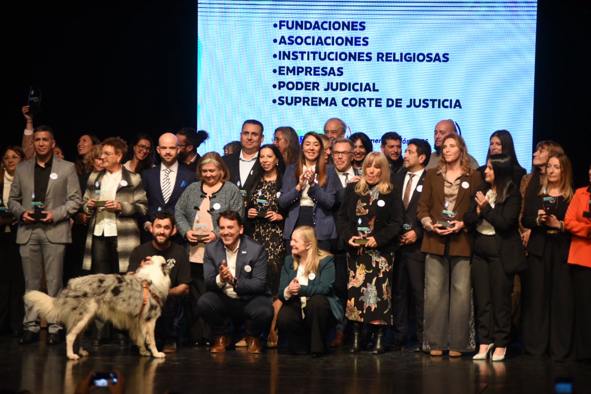 TadeoGZ's tweet photo. Hoy vivimos una jornada muy emotiva en la primera edición de Embajadores por las Infancias. Reconocimos a quienes, muchas veces de manera silenciosa, acompañan y cuidan todos los días a niños, niñas y adolescentes que viven en Residencias Alternativas.

Cada derecho que logramos garantizar abre una oportunidad. Y cuando el Estado, las instituciones y la sociedad trabajan juntos, podemos construir mejores presentes y futuros con más oportunidades para cada chico y chica.

Gracias a todos los que hacen posible esta tarea y ponen tanto compromiso todos los días. 👏🏻