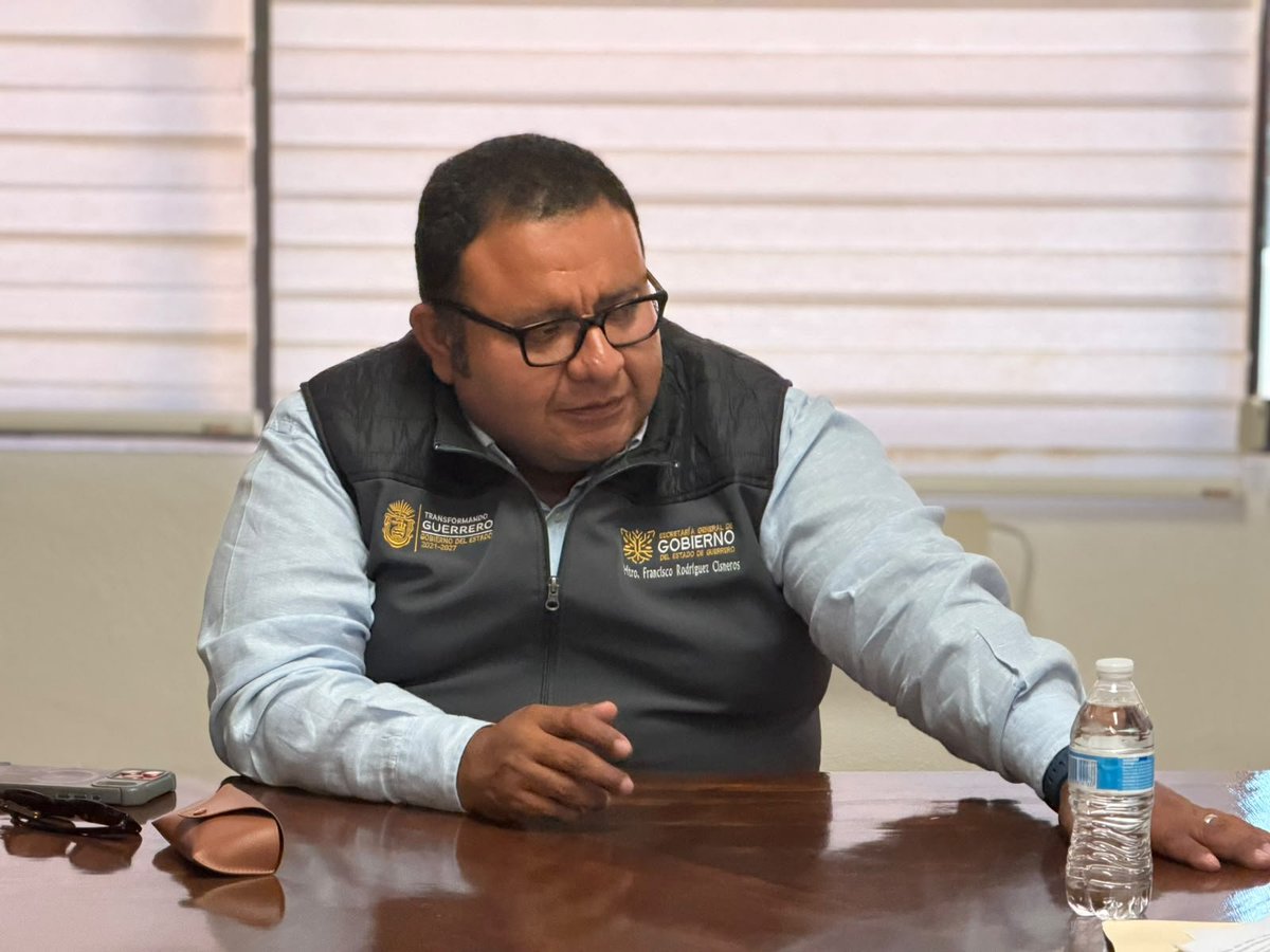 SGG_Gro's tweet photo. El subsecretario de Desarrollo Político y Social, Francisco Rodríguez Cisneros, sostuvo una reunión de trabajo con Dagoberto Santos Trigo, vocal ejecutivo del Instituto Nacional Electoral en Guerrero, y Emilio Hernández Torres, vocal del Registro Federal de Electores. https://t.co/A8hauAk3LX