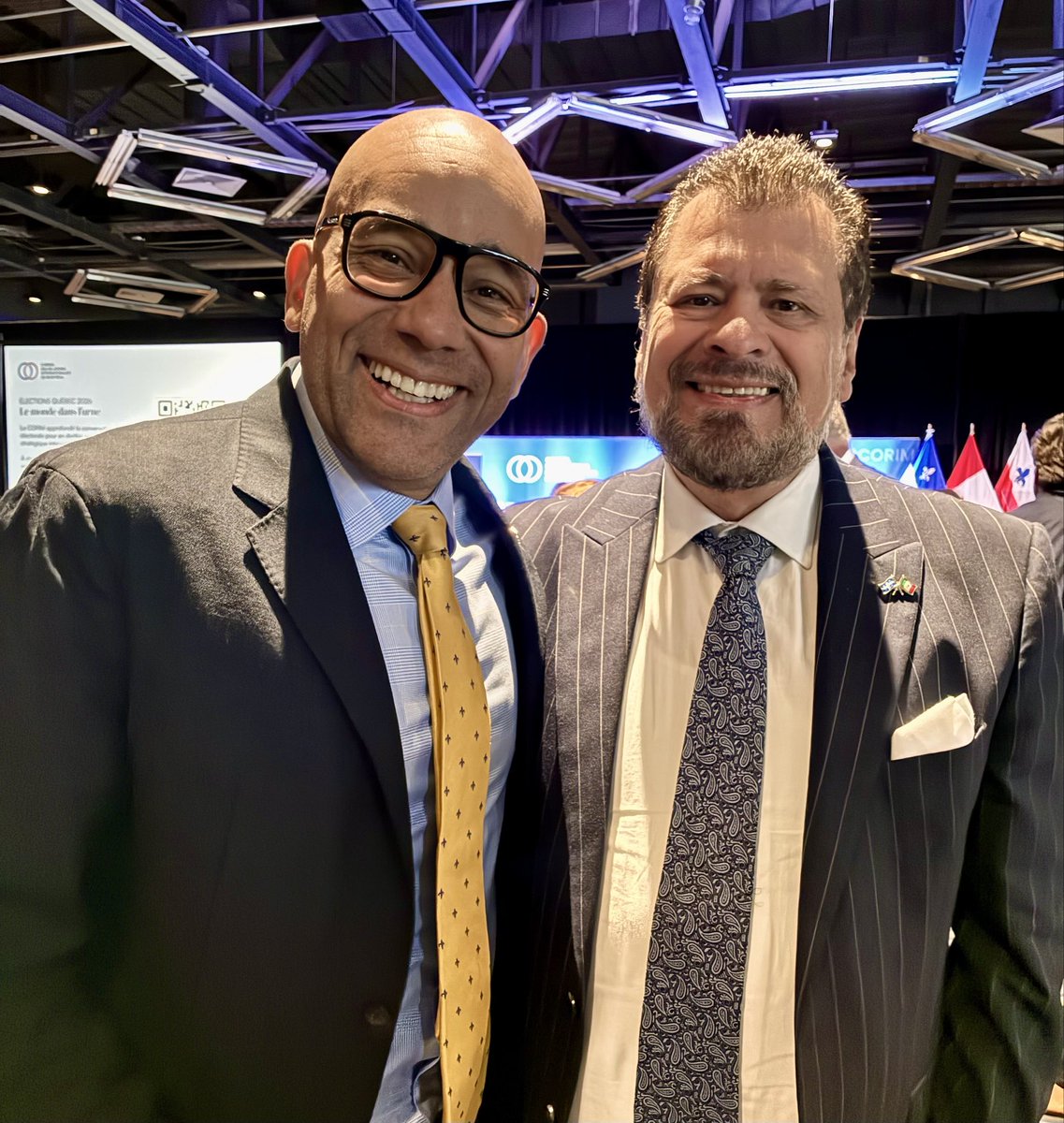VMTrevino's tweet photo. C'est un honneur de saluer la première ministre du Québec, Christine Frenchette, lors de sa conférence au #CORIM, et de réaffirmer avec le ministre des Relations internationales du #Québec la bonne santé des relations entre le Mexique et le Québec.
@CFrechette @Cskeete
🇲🇽🤝🇨🇦⚜️ https://t.co/vlmUj4m3md