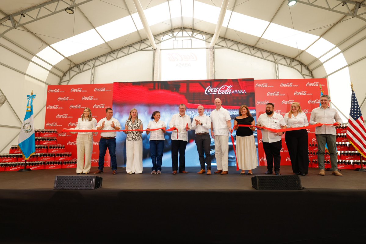 GuatemalaGob's tweet photo. ¡Más desarrollo económico para Río Hondo, Zacapa! 🤩🌟

Hoy el presidente @BArevalodeLeon participó en la inauguración de la ampliación de Planta de COCA-COLA ABASA, acá te contamos los detalles. 🧵👇🏼 https://t.co/rNaUpUuHsz