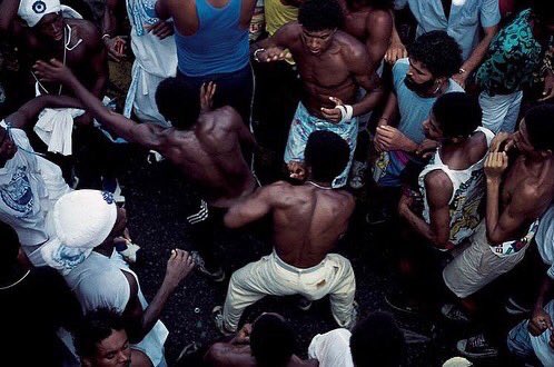 aseelswaid9's tweet photo. “Já é carnaval na cidade”. Salvador, 1977-1999, do livro Laróyè, Mario Cravo Neto. https://t.co/n2re4KJKCS