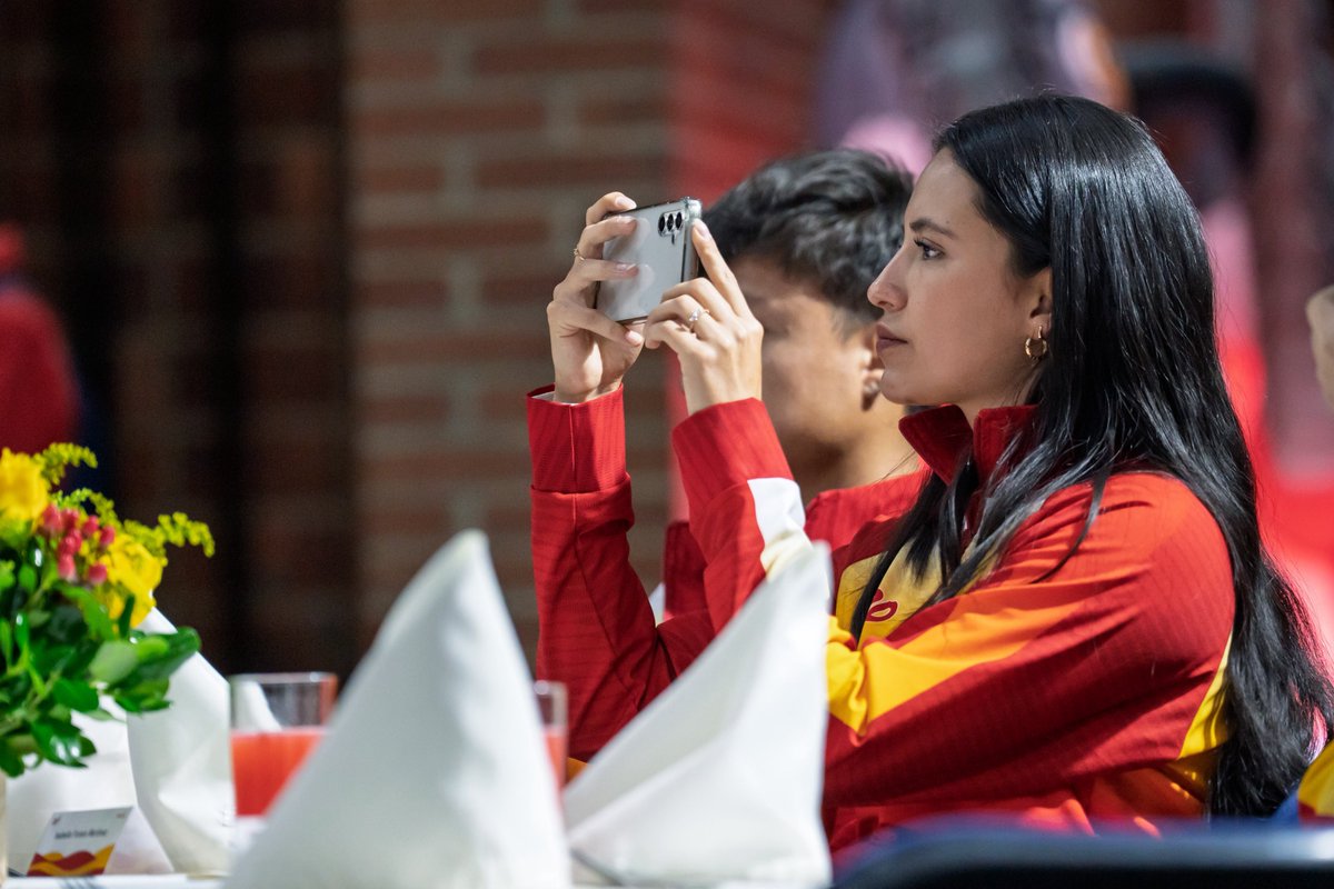 IDRD's tweet photo. 🏆💛❤️ Bogotá celebra la grandeza de su Equipo Bogotá.

Esta noche nos reunimos para reconocer a los deportistas que representaron a nuestra ciudad y a Colombia en los Juegos Centroamericanos y del Caribe Santo Domingo 2026, dejando en cada competencia una muestra de talento, disciplina, entrega y orgullo. 

🥇🥈🥉 Con 81 medallas en 27 deportes, nuestros atletas fueron protagonistas de una participación que deja huella en la historia deportiva de Bogotá.

Este reconocimiento también fue para quienes hicieron posible cada resultado: entrenadores, equipos de acompañamiento, familias y ligas, que hacen parte fundamental de cada proceso.

Gracias por llevar el nombre de Bogotá a los grandes escenarios deportivos.
Equipo Bogotá… ¡Siempre Grande! 🏆✨

#AquíSíPasa, Bogotá, mi ciudad, mi casa.