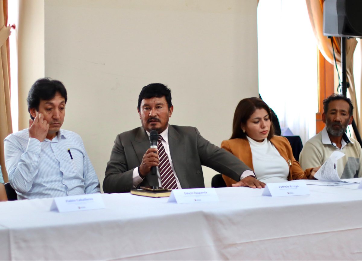MinGobiernoEc's tweet photo. En Cotopaxi, la ministra de Gobierno, @natalymorillos, dialogó con representantes del sector del transporte.

Durante el encuentro, escuchó sus necesidades y se establecieron consensos en materia de seguridad, control y gestión administrativa. https://t.co/nmuqvnc13O