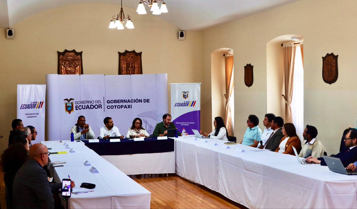 MinGobiernoEc's tweet photo. En Cotopaxi, la ministra de Gobierno, @natalymorillos, dialogó con representantes del sector del transporte.

Durante el encuentro, escuchó sus necesidades y se establecieron consensos en materia de seguridad, control y gestión administrativa. https://t.co/nmuqvnc13O