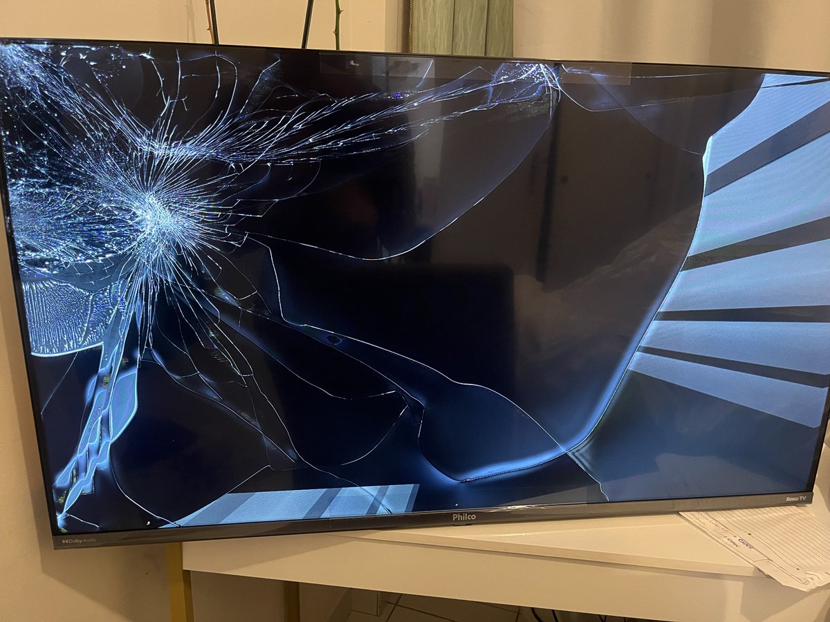 vi4477779's tweet photo. Comprei uma tv na Casas Bahia e ela veio totalmente quebrada
Que tristeza
A caixa com um rasgo bem em cima de onde a tela está quebrada
Primeira vez q recebi uma compra assim 
Agora entendo os velhotes não comprando online 
Pessima experiencia
@CasasBahia https://t.co/idA3X4CRKS