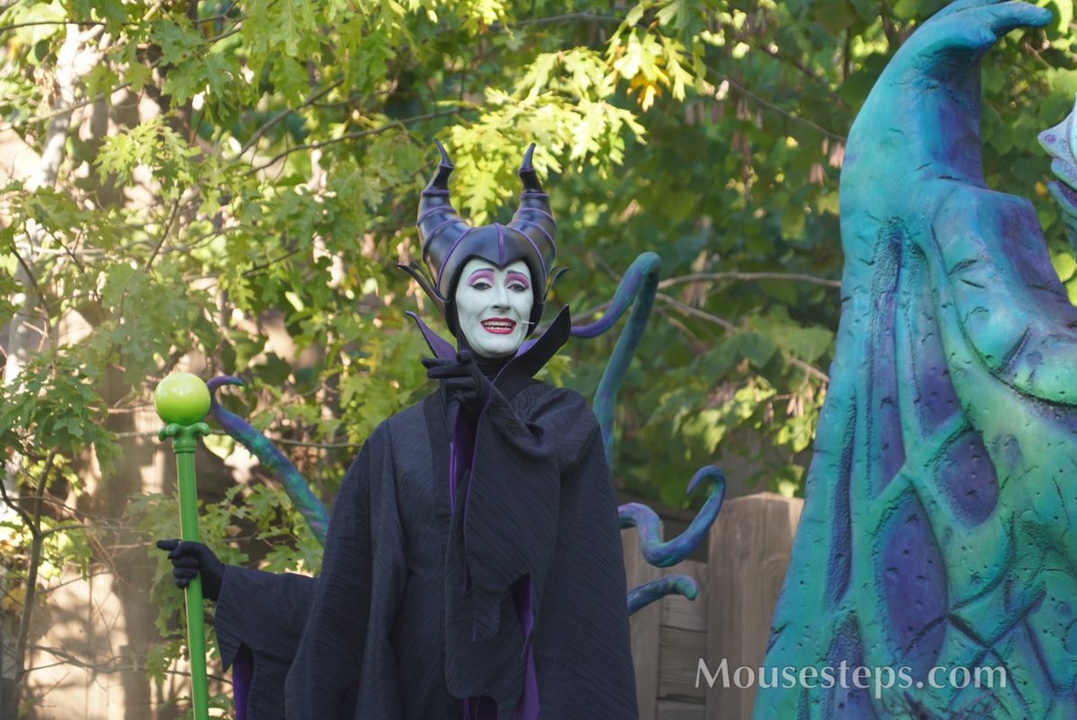 Mousesteps's tweet photo. The Yzma and Maleficent treat trail opened - and as always, the characters are fantastic. In addition to candy, there is a turkey sausage stick for the first time that I can remember.
#yzma #maleficent #oogieboogiebash https://t.co/Rm63EVrmU6