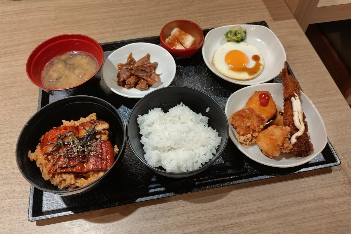 miya_shun's tweet photo. 天然温泉つつじの湯ドーミーインEXPRESS豊橋のご当地逸品料理、ひつまぶしとどて煮とヤマサちくわの豆ちくわと三河の赤たまごの目玉焼きがうまい。

ひつまぶしももちろんうまいんだけど、白ご飯もほんとうまい。普段はあまり食べない唐揚げとかエビフライとかもあつあつさくさくでご飯がすすむ。 https://t.co/0md3yZg64c