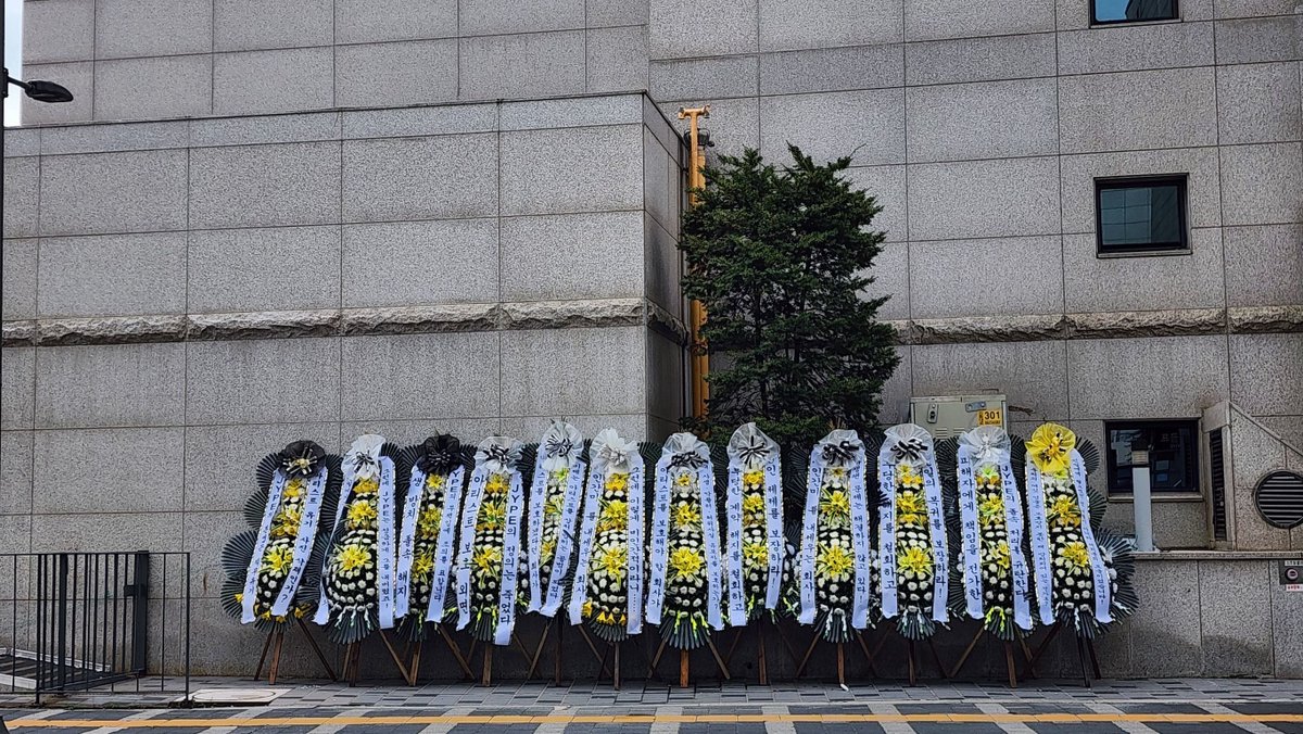 mejikuhiibniu's tweet photo. our trucks and flower wreath has arrived‼️

#XHIS6 #XHWillBeAlways6 #XDINARYHEROESIS6 #JusticeForGunil #LETGUNILSTAY #GUNILSTAYS @XH_official @jypnation https://t.co/luD46EHhua
