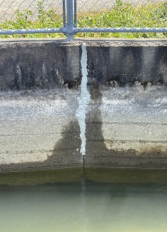MAFF_KYUSHU's tweet photo. 不知火幹線水路の応急補修の様子です。

地震により発生した複数のクラック（ヒビ割れ）に、補修材（粘土状の素材）で、職員（MAFF－SAT）が１箇所ずつ丁寧に埋める作業を行っています。補修材は時間の経過とともに固まり、水路の機能を取り戻していきます。

＃令和８年熊本地震 https://t.co/92TLPUz0zT