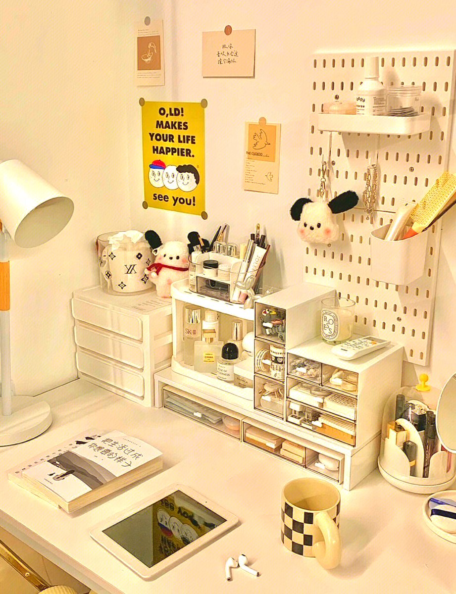 VGibson98004's tweet photo. Tackling clutter this weekend: sorted old books, vintage mugs and forgotten desk finds. Clearing space makes room for new joy, small step by small step.， https://t.co/mGs0jtXkuW