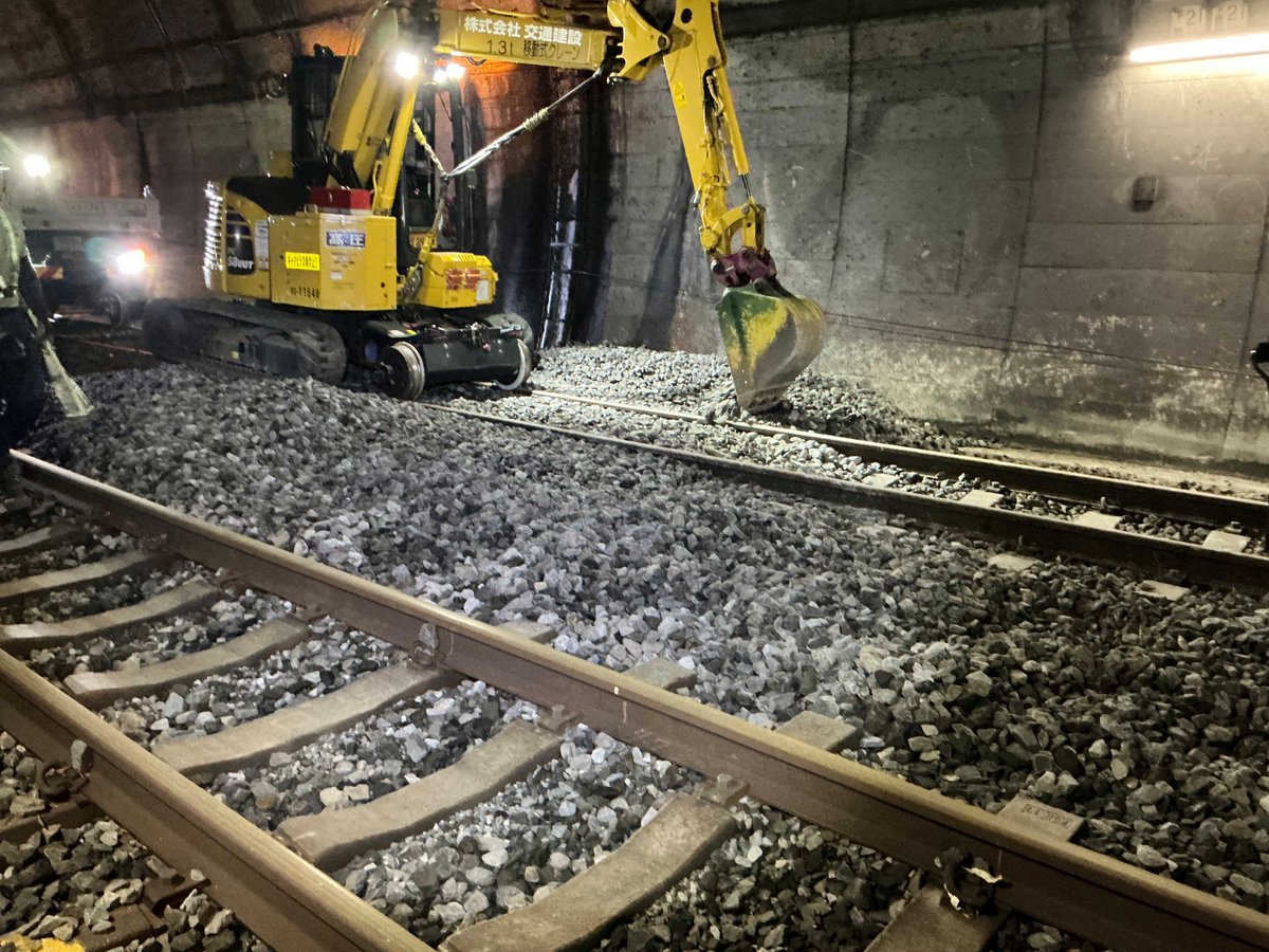 JRE_F_Sobu's tweet photo. 令和8年8月千葉豪雨の影響により、外房線の一部区間で運転を見合わせております。8月24日(月)の運転再開を目指し、土砂の撤去や線路設備の点検などの復旧作業を急ピッチで進めております。ご利用のお客さまには大変ご迷惑をお掛けし、申し訳ございません。運行情報については、JR東日本ホームページ運行情報ページのほかにJR東日本アプリなどでご確認ください。
#JR東日本　#外房線
https://t.co/DW9jLuQZ3N