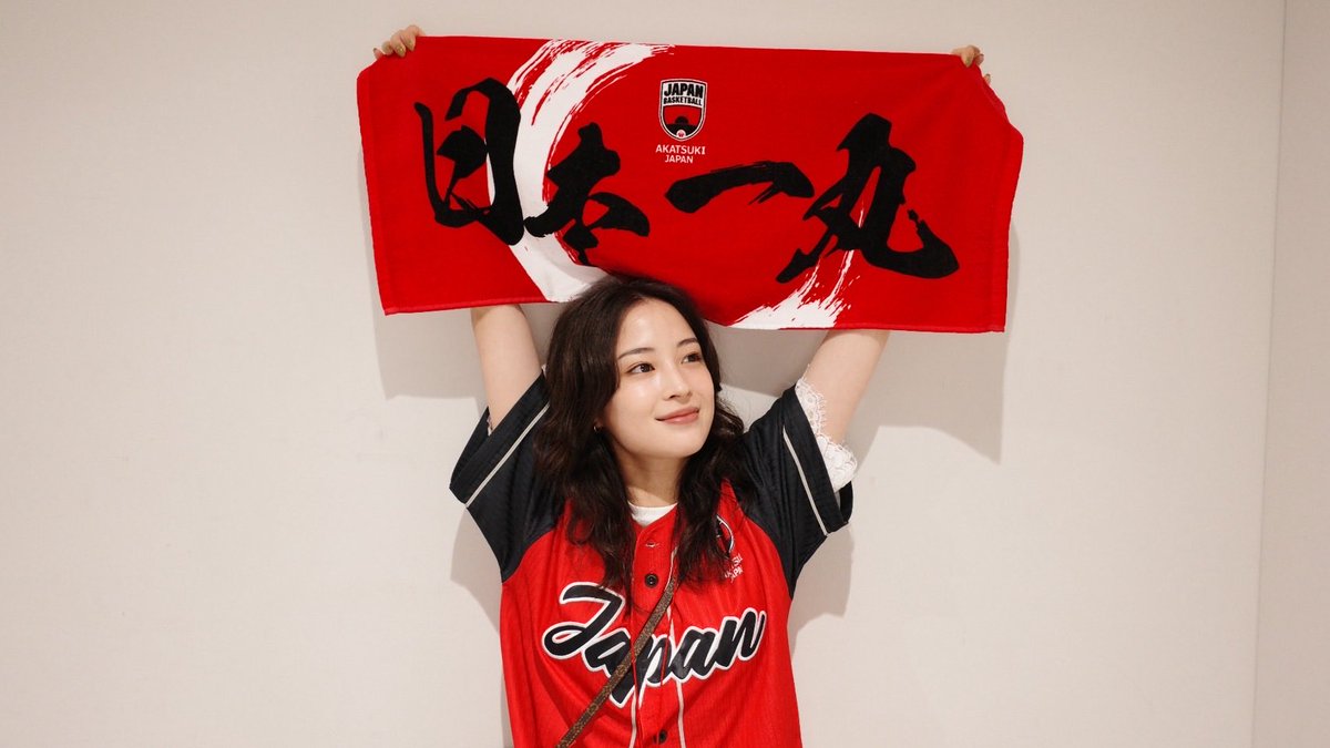 foster_fplus's tweet photo. 【広瀬すず】

8/16 バスケットボール男子日本代表  W杯最終予選直前国際試合 みごとに韓国に勝利！！✌️🏀

今回もたくさんの興奮・感動させて頂きました！

オフショットをお届けします📸✨

#テレ朝バスケ https://t.co/K9tFYIAtUN
