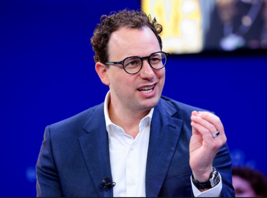 coinbureau's tweet photo. 🚨HUGE: Anthropic to give CEO Dario Amodei and its co-founders SUPER-VOTING shares ahead of the potential Wall Street debut, per The Information.

The move would grant Anthropic’s founders greater control despite owning less the 5% combined relatively small ownership stakes, preserving the company’s unusual governance structure ahead of a potential IPO.