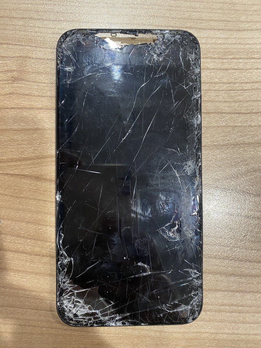 smartcool_katsu's tweet photo. ☑️iPhoneの画面割れ修理のご依頼です👨‍🔧

ここまでのわれでも最短30分で
修理可能です！

🔧お問い合わせフォーム🔧
https://t.co/0iPciET85V

⏰営業時間⏰
10:00〜21:00
年中無休

#西京区
#向日市
#iPhone修理
#画面割れ修理 https://t.co/WvTs5c2HQp