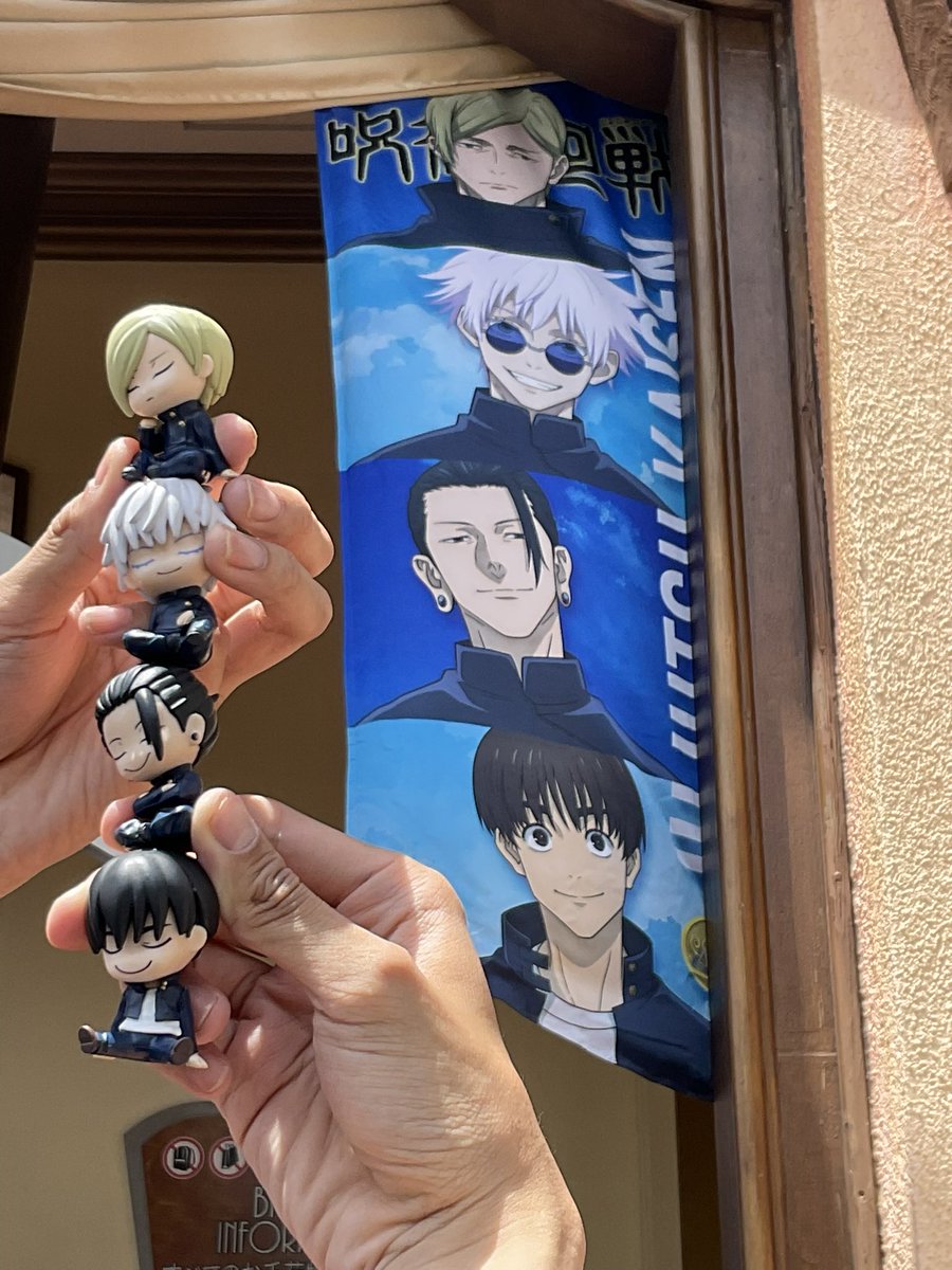 USJoral's tweet photo. 【長文です】呪術廻戦×USJ ハリドリ編

こっちもUSJファン・呪術ファンに共感できるものがあればいいなと…

◤🕶🎢呪術廻戦ストーリー・ライド◢

まず…
4月5日のトークショーで発表されてから、第2弾 懐玉・玉折でみんなうおおおお！ってなりすぎて、第1弾あったの覚えてますか！？（マヨパグは第1弾乗りこそしたけど、第2弾ばっかり乗っててうっすら…😇）

トークショー当日、ハリドリ横のベンチに座ってイヤホンつけて聴いてて、青のすみか流れた瞬間に発狂して後ろの五条オタ友達にやばい‼️ってアイコンタクトした記憶があります😇

🎢第1弾 ～呪霊列車～🎢
記憶と乗車回数の兼ね合いで薄くなるけど…
🔹1年ズの3人がワチャワチャしてる中、最後に聴こえるブラザー‼️の声…来たか東堂って思いながら乗りながらニヤニヤしてた記憶があります笑笑

🔹なんというか、いつものコナンやったりチェンソーマンやったりみたいな、任務系のストーリーに同行する感じの内容だったから、何となくこんな感じね？ってなってた記憶もある（？）

（* その上3月頭からDestiny Journeysを聴き込んでたり、その後も第2弾を聴き込みすぎて記憶がうっすらなってるなんていえない…😇）

🎢第2弾 任務終わりの呪術師たち🎢

🔹はい、まず皆さん思いましたね??

《俺らハリドリで宙に浮いてね？？》

存在しない『お隣の君』として、4席しかないハリドリ横に座って（？）いる我々。もはや何者なんだ。😂

んでなんだ、そもそも今までのストーリーライドと違って任務じゃなくてほのぼのしたのもいいよね

加えて、最後の負けたやつの奢りで〜ッ‼️って…あの4人に足で勝てるわけが無い笑笑笑 もう大人しく奢らせてください尊いので𓂃 💸

🔹しりとり頑張って覚えた文字起こし

たいやき‼️（五条）
きなこもち（灰原）
チョコレート（夏油）
トルコアイス（七海）
スイカ ‼️（五条）
かしわもち（灰原）
チーズケーキ（夏油）
きんつば（七海）
ババロア‼️（五条）
あんこもち（灰原）
チュリトス（夏油）
すあま（七海）
マンゴー‼️（五条）
ごまもち（灰原）
チョコミント（夏油）
トフィ（七海）
フィレ肉‼️（五条）

🔹スイーツしりとり‼️負けたやつは奢りで‼️からの、たいやっきぃぃいぃ‼️‼️

なんなん、たいやきって叫ぶ悟可愛すぎんだろと。気づいたら俺もたいやきー‼️言いながら乗ってました笑笑

🔹もち縛りの灰原と冷静な夏油
灰原かわいい。なんだ米が好きなので‼️って…😇そら悟に『好きすぎんだろーーッ‼️』って突っ込まれるわ笑笑

んで夏油も触れられてないけど選んでる食べ物可愛いのよ…灰原がモチばっかり選ぶから必然的に「ち」から始まるスイーツを強制されるという笑笑
それでもぽんぽん出てくるのが夏油よね😂

🔹トフィvsフィレ肉
俺も聴いた時トフィってなんぞや？？？ってなってました笑 これはフィレ肉ですわ。。。 ななみんが博識なところも、悟がアホっぽいところも好きすぎた😇
いつか食べてみたいトフィ笑

んでフィレ肉はスイーツですね、うん、五条悟が言うならスイーツだろ（？）

🔹フラッグ
最初は縦1列やったんよね、懐かしい
フリーレンが追加されてから半分のサイズで横並びになったけど…！
ガチャで揃えたこの4人持ってって何回撮影したやら…😇尊い…次あればぜひ硝子も入れてあげてくれ😭😭😭

とまあ色々書いたしまだ思い出すこともあるんだろうけど、とにかく本当に良かった！呪術廻戦が好きで良かったと思わせてくれるストーリー・ライドでしたありがとうUSJ

 #USJファン  #呪術廻戦  #JJK