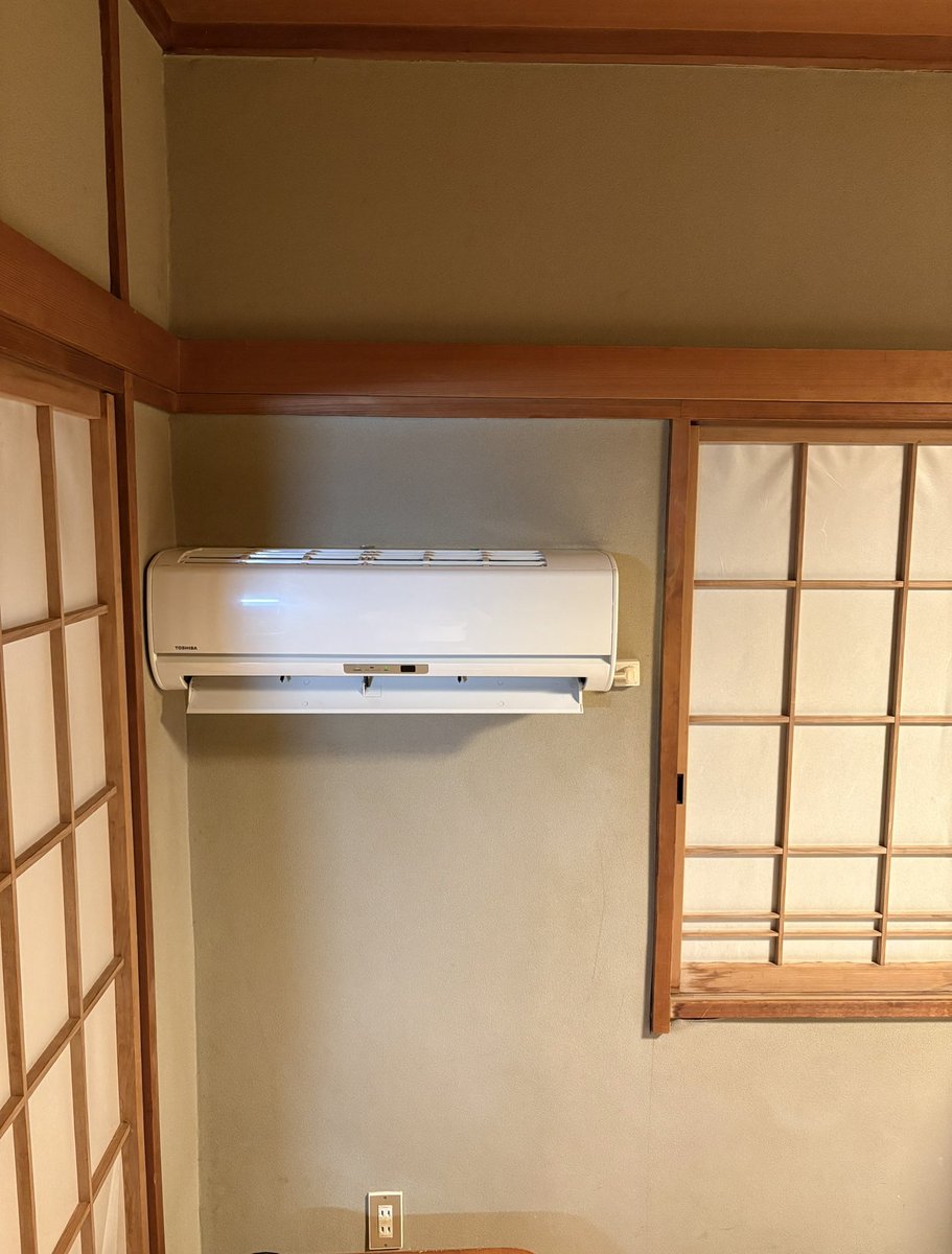 endoryufarcethe's tweet photo. これは先日泊まった民宿の位置が低すぎるエアコン https://t.co/eTFCwKUoJk