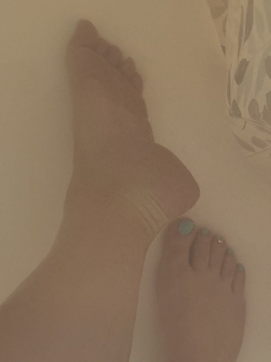Beautiful1_90's tweet photo. Us real women with our real feet don’t want to waste our time on you scammers!!!

If you don’t use the Onlyfeet page to pay us then we know you’re a scammer, so stfu and leave!!! https://t.co/COd6oqr4vZ