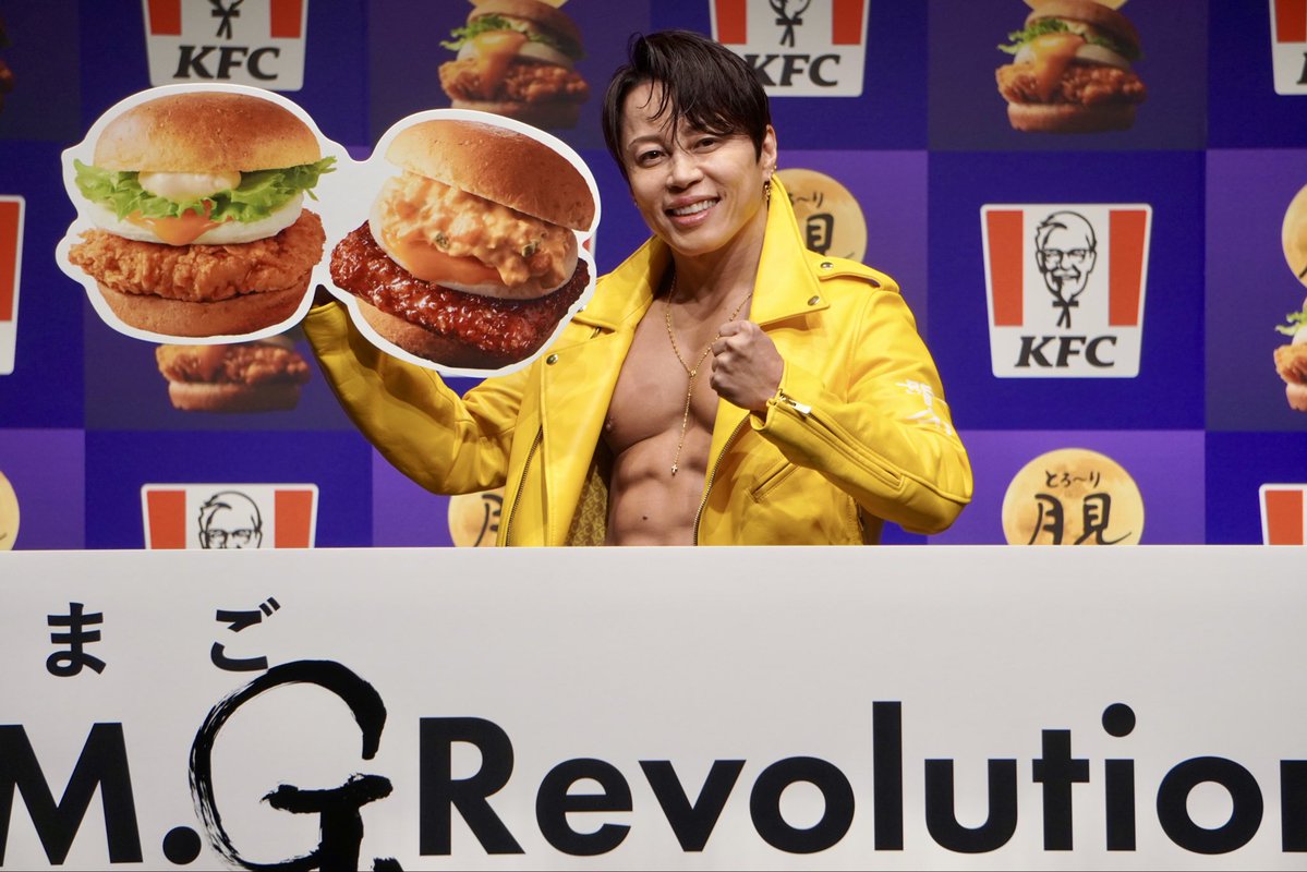emogram_sankei's tweet photo. 西川貴教さんがKFC「とろ～り月見」新商品発表会に登壇。たまご好きが高じ、プロモーション限定で「T.M.“G”.（Tamago）Revolution」へ改名することを発表しました。豪快な試食と圧巻の肉体美、軽快なトークで会場を大大爆笑させました。#西川貴教

🔗https://t.co/IKb4XBo1ek https://t.co/z3aFIhX9vO