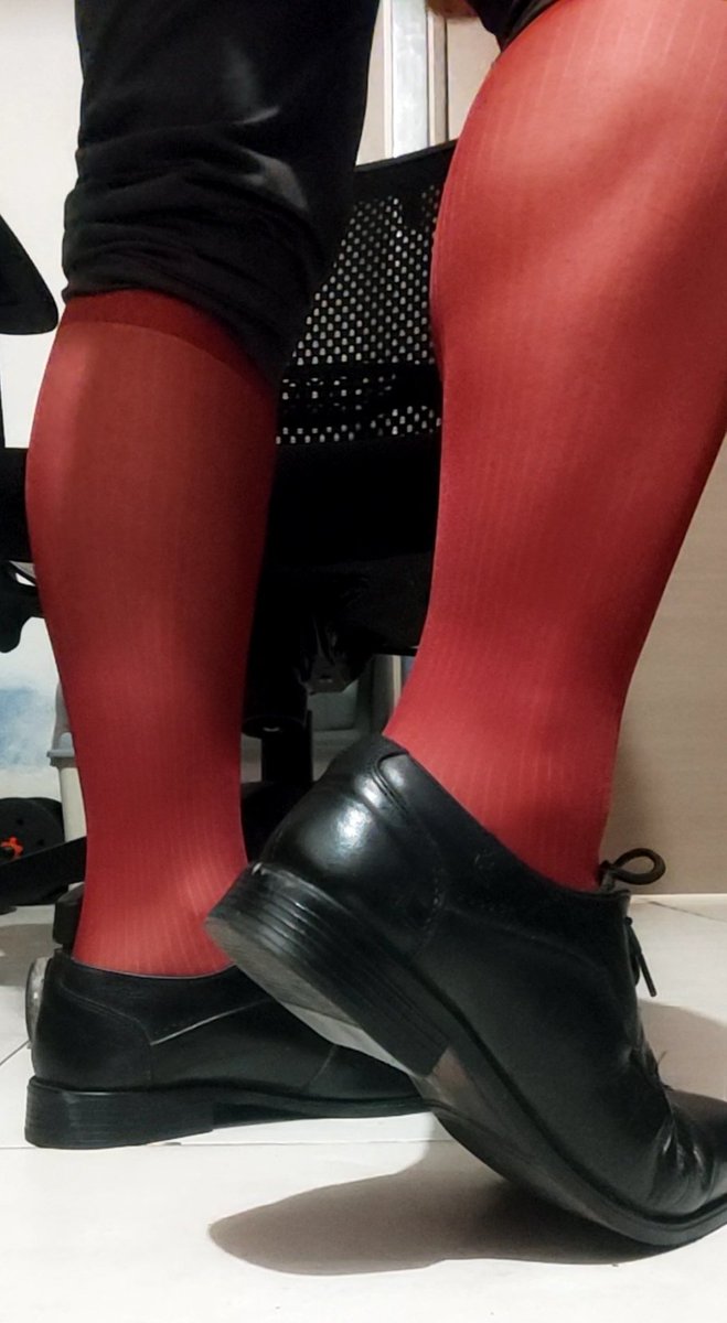ThickCalfSocks's tweet photo. Red is one of my favorites. Do you think I have good taste, or do you need more proof?
#manfeet #sheersocks #gaysocks #皮鞋丝袜 #正装丝袜 https://t.co/hk6EUvuDFf