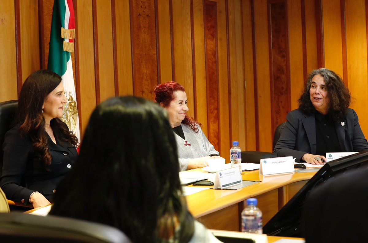 kenialopezr's tweet photo. Como Presidenta de la Cámara de @Mx_Diputados, entregué el “Reconocimiento a Mexicanas y Mexicanos que Han Engrandecido la Cultura en el Primer Cuarto del Siglo XXI”

Reconocimientos para:

Guillermo Arriaga.
Consuelo Saizar.
Marcela Fuentes-Berain.
María Katzarava.
Betsabeé Romero.
Ramón Vargas.
Jorge Federico Osorio.

Sus obras nos ayudan a recordar, imaginar y formular nuevas preguntas. Con su trabajo han dejado testimonio de nuestras raíces, inquietudes y  capacidad creadora.

Gracias por hacer de la cultura mexicana una expresión viva, plural y universal.