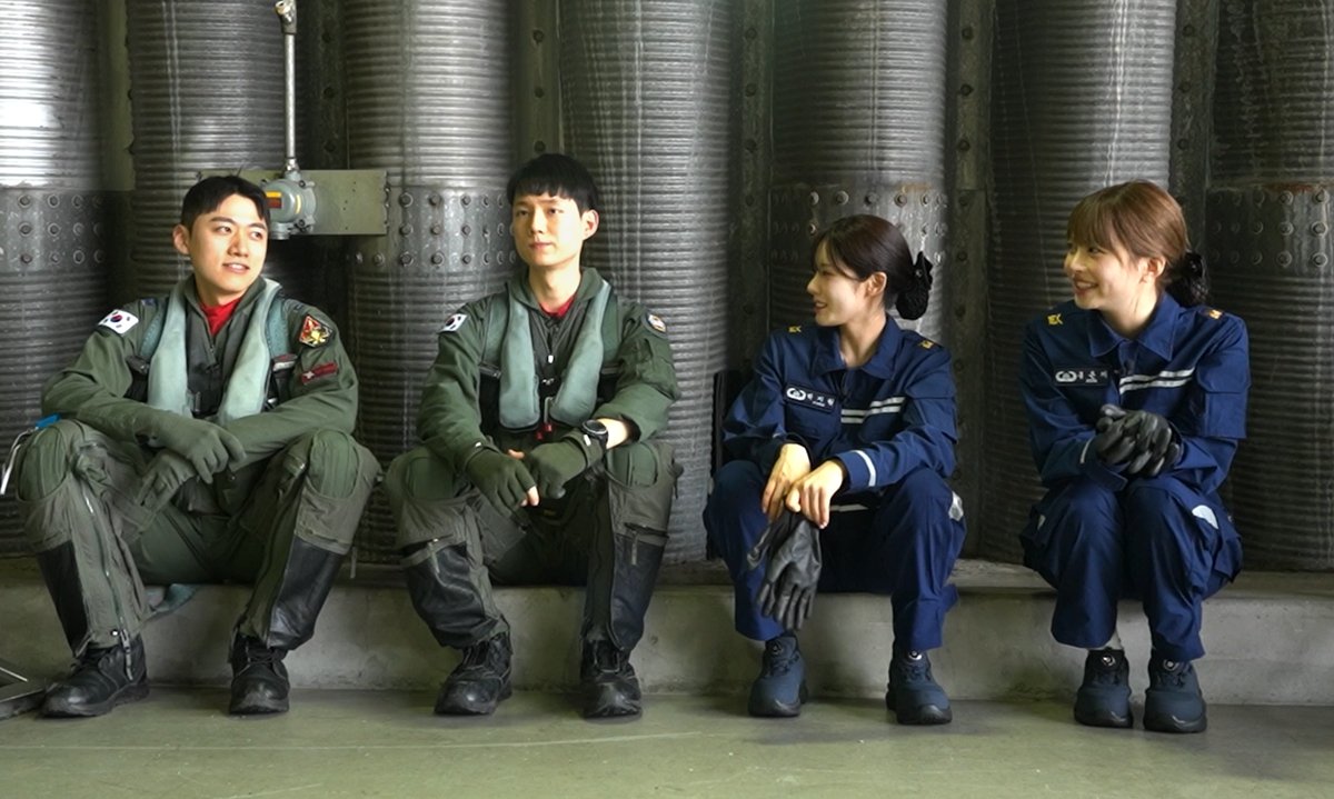 FIMBASE's tweet photo. Workdol has released preview photos of LE SSERAFIM’s HONG EUNCHAE ahead of her upcoming appearance on Season 5’s Air Force NCO Challenge.

Eunchae will appear alongside fromis_9’s Park Jiwon. They’ll partake in Air Force-related duties, including aircraft maintenance and preparations that support flight operations. 

Eunchae and Jiwon’s fun chemistry will be highlighted as a major part of the upcoming episode, which airs August 19 at 7 PM KST.

—🔗 https://t.co/y5coqjlAy6

#HONGEUNCHAE #홍은채 
#LE_SSERAFIM #르세라핌