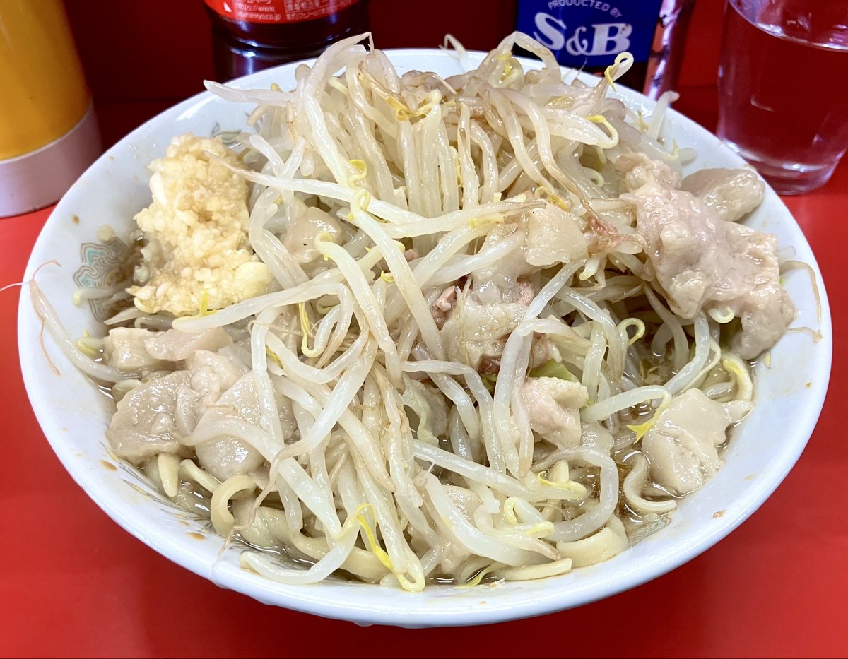 Salmonmilk's tweet photo. 恥ずかしながら初めて行ったんだけど、うまかった！麺が柔らかくて野菜もくたくたでそれが好きだ。あんまり噛まなくて良いからいっぱい食べれる。いっぱい食べれるからうまい！

ラーメン二郎 三田本店
ラーメン/全部 https://t.co/2ev7ZjR5zj