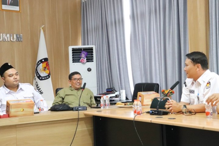 JdihCimahi's tweet photo. Kasubbag Teknis Penyelenggaraan Pemilu Wina Winiarti, Kasubbag Keuangan,  Umum,  dan Logistik Sri Rahayu Sundayani, Kasubbag Parmas dan SDM Yusti Rahayu dan Staf Sekretariat KPU Kota Cimahi.

#JDIHKPUCimahi
#GiatDivkumwas
#SPIP https://t.co/IF3wr5lcxy