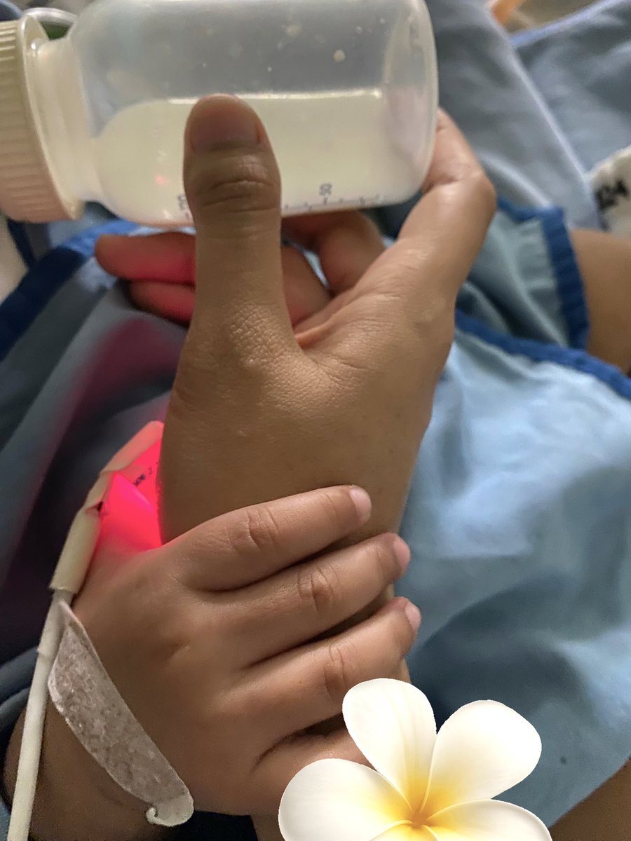 anisautamy's tweet photo. Minum susu dengan pocecip 🤏
Diajarin buat megang dotnya sendiri, yang dipegang tangan lagi, tangan lagi. 

Get well soon, little one❤️ https://t.co/2sLuejUeyc