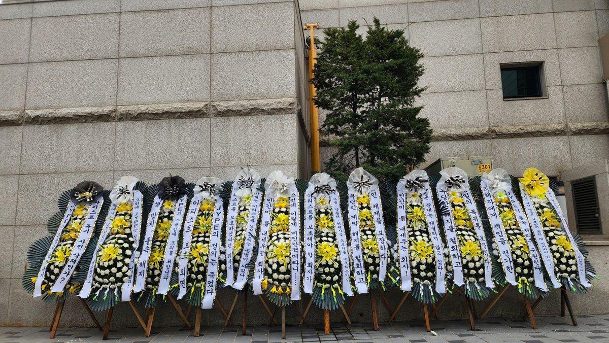 odatde's tweet photo. 6 TRUCKS AND 12 FLOWER WREATHS‼️ WE’RE COMING BACK STRONGER‼️
#XDINARYHEROESIS6 #JusticeForGunil #BRINGGUNILBACK #LETGUNILSTAY #GUNILSTAYS #XDINARYHEROESISSIX #OT6FOREVER https://t.co/PkMTObsb8e