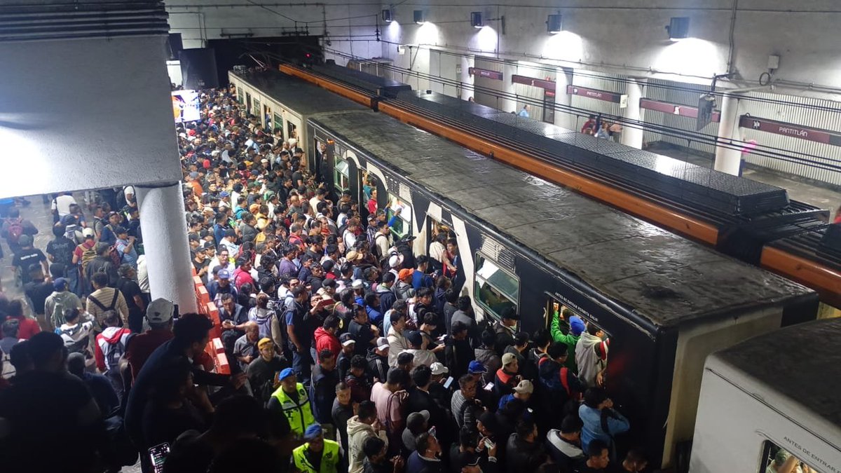 Mnoseprivatiza's tweet photo. Servicio provisional de Pantitlan a Guelatao nuevamente las lluvias "atípicas" crean inundaciones en Linea A.
@AdrianRubalcava en serio pon a trabajar a la gente, aunque Espino se enoje.
Si no puedes con el @metro ....
@40adn @nmas @telediadio @Claudiashein @ClaraBrugadaM https://t.co/z3PmQArCDg