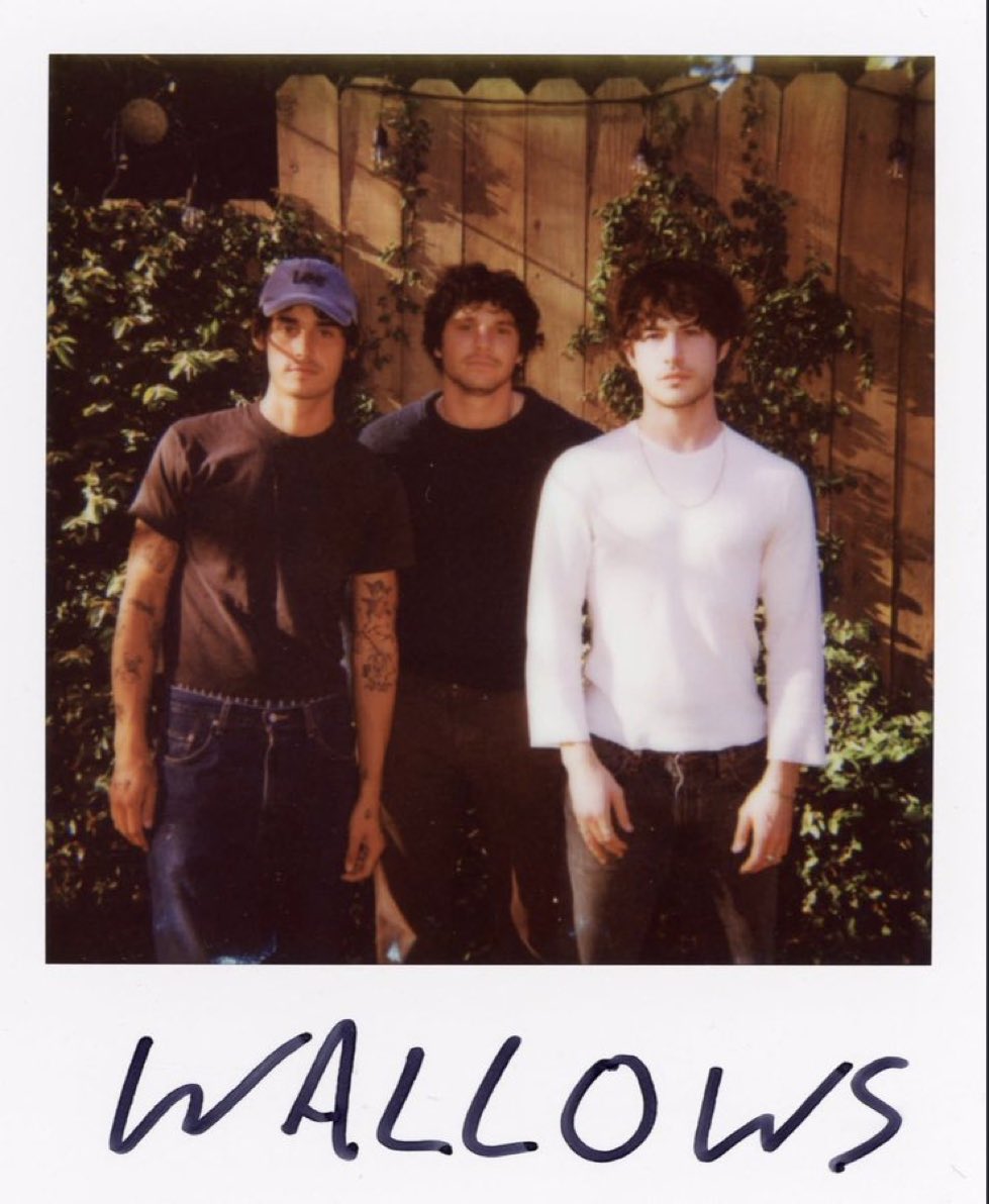 badbraemake's tweet photo. it feels like years since a new wallows picture dropped https://t.co/Igz0OB7O4O