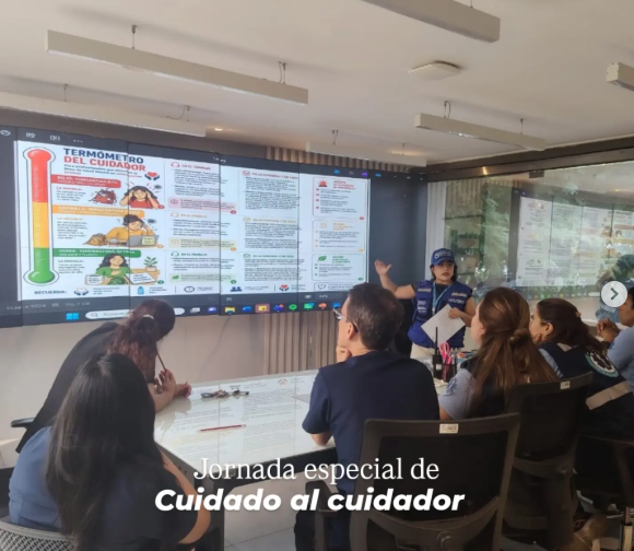 redcentrocali's tweet photo. 💚 Quienes cuidan, también necesitan cuidado.

Los profesionales de la Línea 106, de la línea de emergencias del CRUE de Santiago de Cali y paramédicos que acompañan estás labores, atienden cada día a personas que atraviesan momentos de crisis. https://t.co/akZgYiWIoF