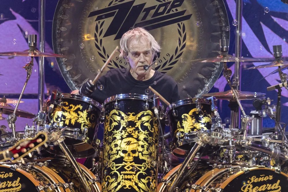 _AwesomeAlbums's tweet photo. Awesome Albums is saddened by the passing of Frank Beard yesterday.

Frank Beard was an American drummer best known for playing with ZZ Top from 1969-2026, though he didn’t tour in 2025-2026 for health reasons. He was 77 years old. https://t.co/cKi8TW6jTg