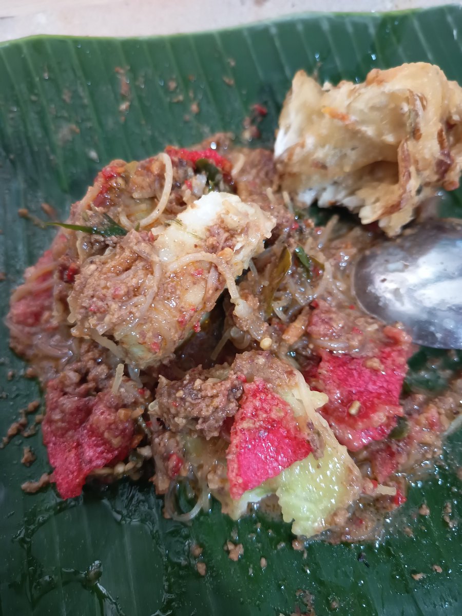 fiwmsi's tweet photo. Ini warung sarapan dekat rumah, jarang beli disini karena males ngantri dan penjualnya slow banget. Gak sabaran aku. 

Rasanya sih masih no. 1 di Medan.

Jadi, dia lagi viral karena food blogger nyamperin, kata tetangga kemarin sempat pakai nomer antrian. 

Nicee 👏🏻 https://t.co/hNb33KAIwV