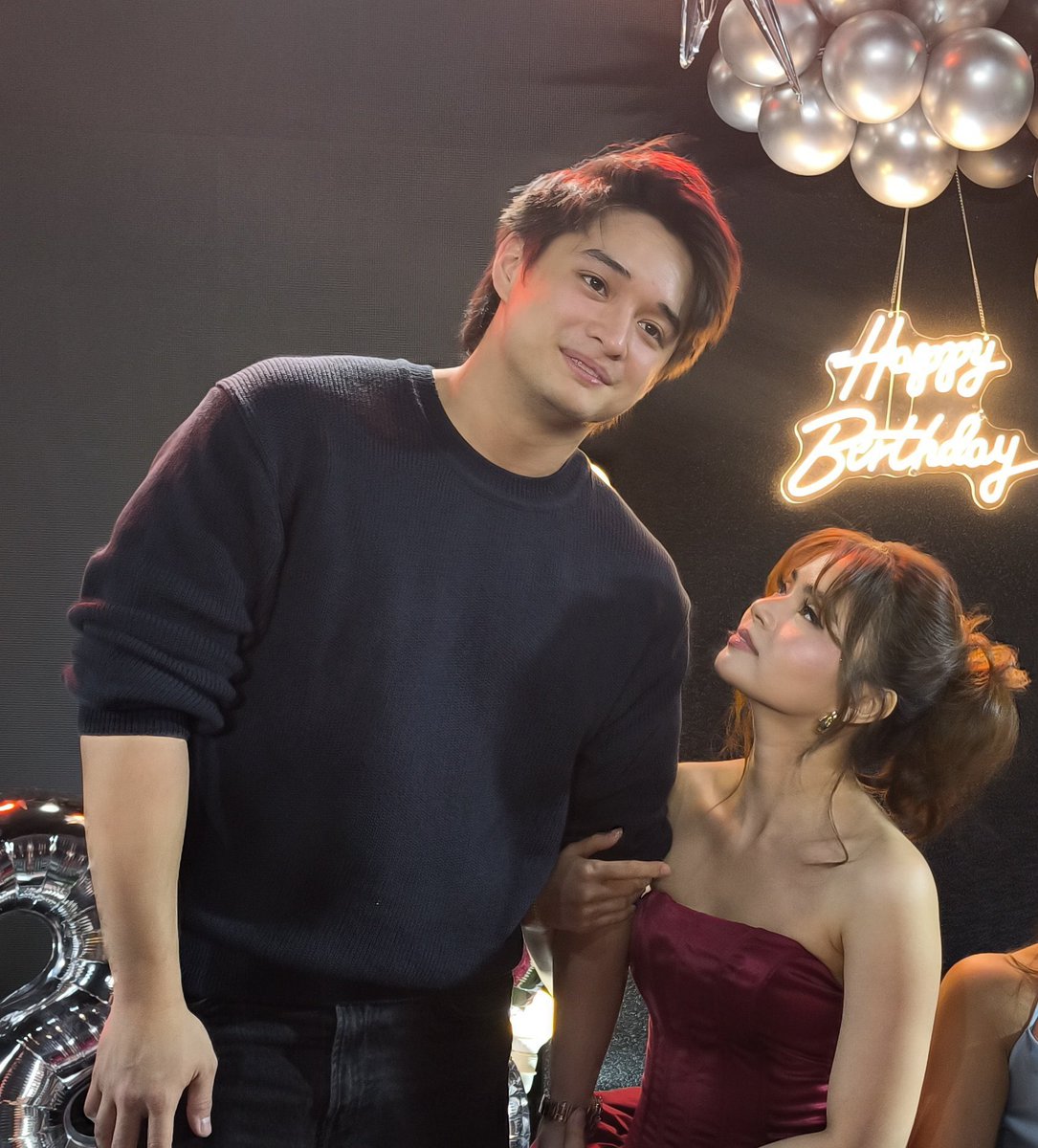 Zeezuum's tweet photo. Kailanpaman
Sa 'yo lamang magmamahal
Kailanpaman
Mangangakong magtatagal
Mula noon hanggang ngayon
Ikaw lamang
Ako para sa 'yo
Hanggang may kailanman...

itong kanta agad ang pumasok sa puso't isip ko ba.. (gawan ko cover mamaya🥹)

I just genuinely miss you both so much 🥹❤️‍🩹 https://t.co/yQbuZgzbVo