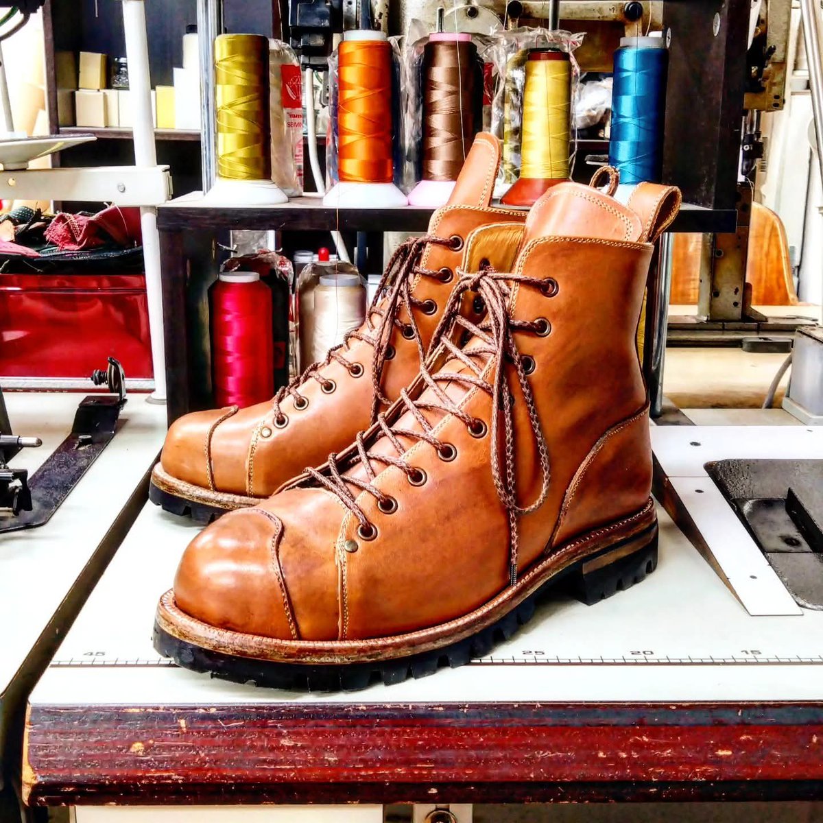 hardworker_shoe's tweet photo. 中級コースの靴が完成しました❗ワークブーツです❗️味のある革で、ビブラムソール１０0番を使用、カッコいいですね❗️

中級コースは、
◎足に合わせて
ラスト『靴型』•インソール制作
◎思い通りのデザインで、
靴が制作できるようになります❗️

#革靴　#オーダーメイドシューズ https://t.co/GEKAoUEqPx