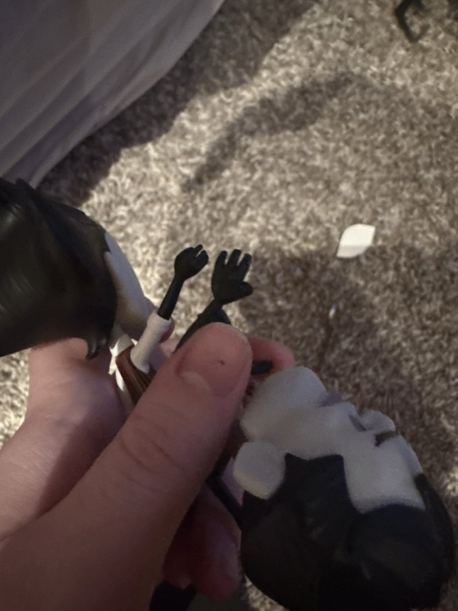 frillsparkle's tweet photo. I GOT THE BLINDBOX FIGURES MAXWELL CAN FIT ONE OF HIS HANDS AROUND WILSONS WHOLEASS LEG #SIZEDIFF #MAXWIL https://t.co/vqiO0gggc5