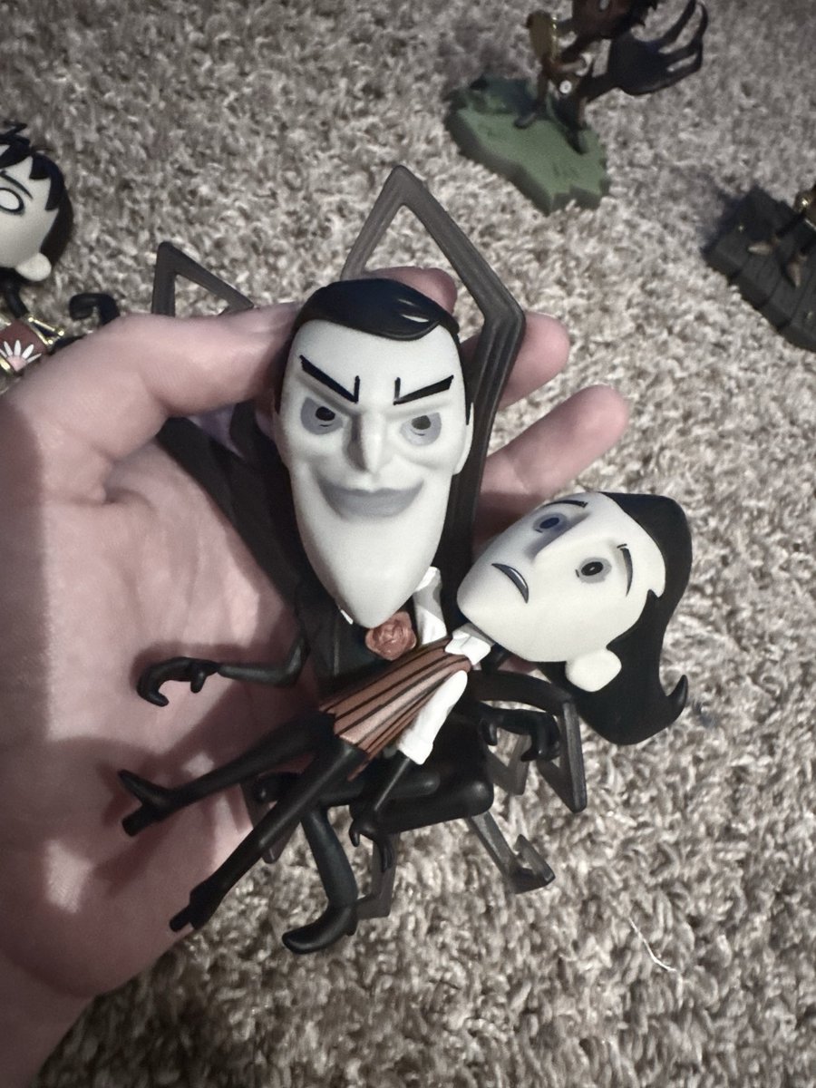 frillsparkle's tweet photo. I GOT THE BLINDBOX FIGURES MAXWELL CAN FIT ONE OF HIS HANDS AROUND WILSONS WHOLEASS LEG #SIZEDIFF #MAXWIL https://t.co/vqiO0gggc5