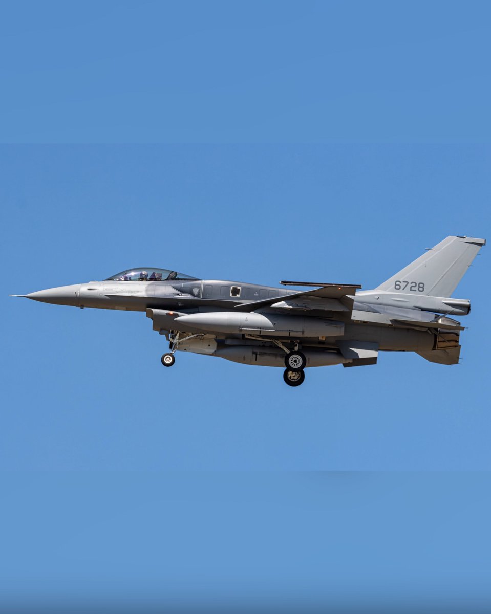 new27brigade's tweet photo. 🇹🇼台灣空軍首批F-16 Block70 戰機已在回家的路上了，肌肉線條的適型油箱清晰可見，航程到北京中南海 (約4,000公里以上) 上空「執行任務」不成問題

https://t.co/etGqsfOJ3y https://t.co/pP9y6UFCgJ