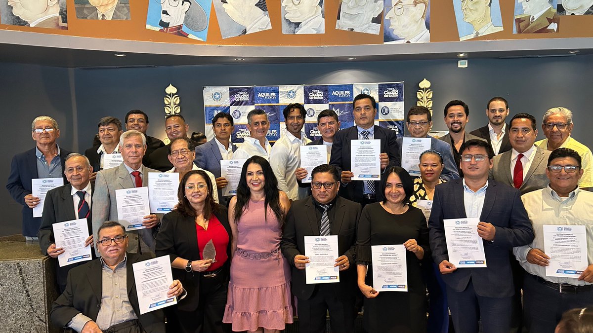 fbejarano01's tweet photo. Reconocimiento “La Vida en una Imagen”, por conmemorarse el día Mundial de la Fotografía un reencuentro con los amigos de la profesión…                       #mucipiodeguayaquil #lavidaenunaimagen https://t.co/S3WsqWzqvP