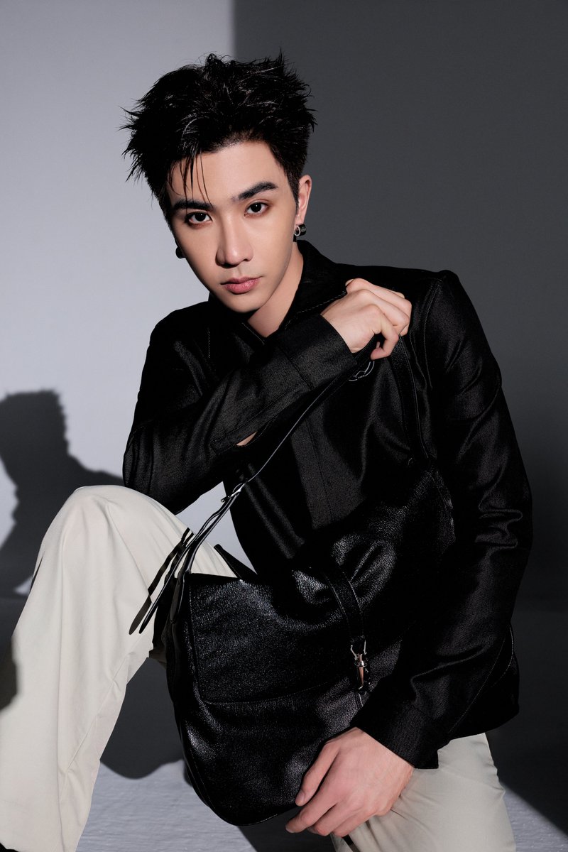 Praewdaily's tweet photo. "เพิร์ธ, แซนต้า, สกาย และ นานิ" ถ่ายทอดเสน่ห์ ผ่านกระเป๋ารุ่นใหม่ Jackie Flap
.
จากคอลเล็คชั่น Gucci Primavera ที่นำมาตีความใหม่ให้กับ Jackie 1961 หนึ่งในกระเป๋ารุ่นซิกเนเจอร์อันโด่งดังของ Gucci จากซิลูเอตอันเป็นที่จดจำ สู่ความร่วมสมัย มอบภาษาใหม่แห่งงานดีไซน์ ตั้งแต่รูปทรง วัสดุ เฉดสี และหนังแบบต่างๆ ทั้งหนังเรียบเงา หนังกลับ รวมถึงลาย GG Canvas ไปจนถึงขนาด และสายสะพายที่ออกแบบมา เพื่อรองรับการใช้งานและสไตล์ที่หลากหลาย รวมถึงฮาร์ดแวร์ตัวล็อคแบบพิสตัน (Piston) อันเป็นเอกลักษณ์
.
@gucci #GucciPrimavera #GucciJackieFlap #Praewmag
