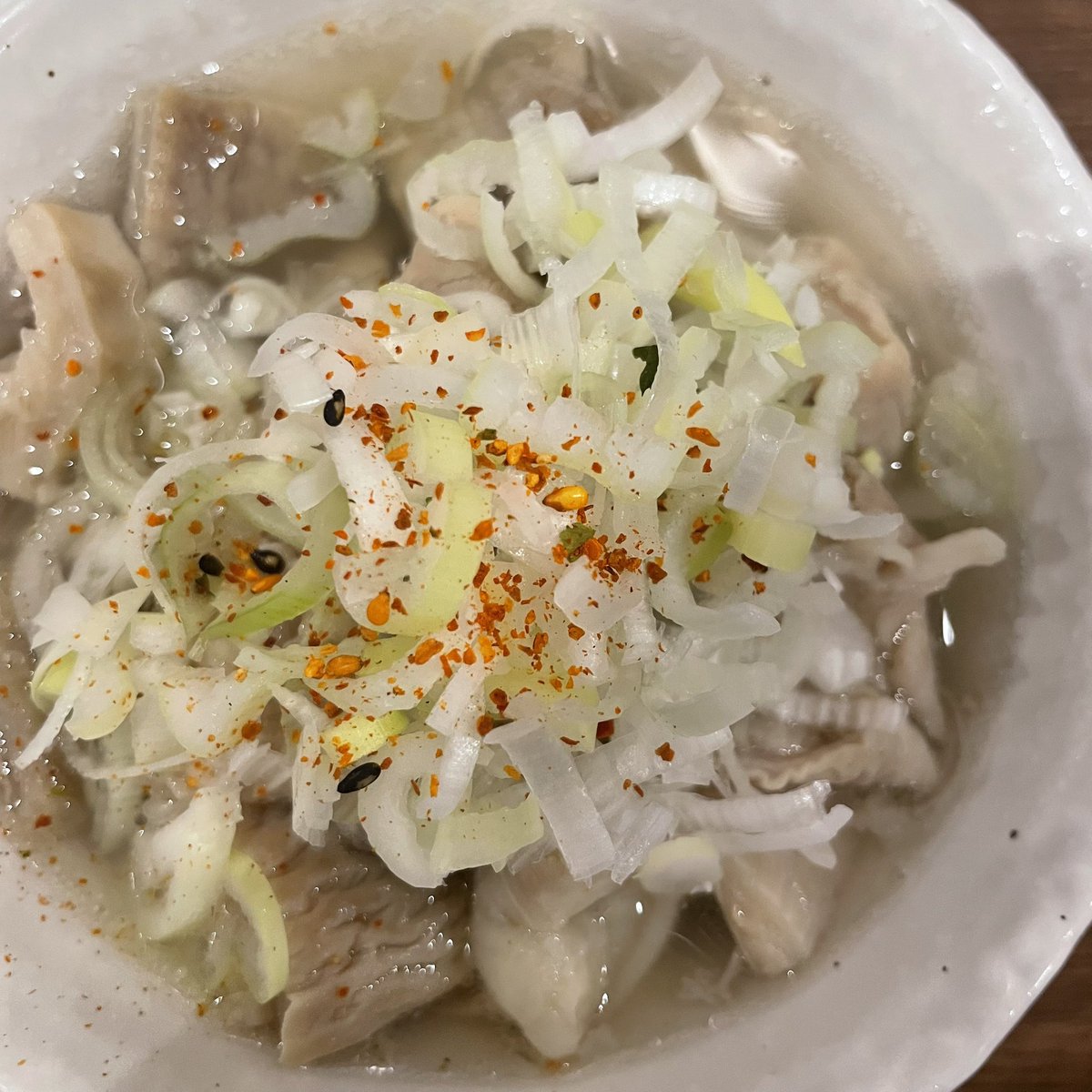 fuchu_walk's tweet photo. 府中にいながら 野毛にいる気分にさせてくれる野毛の名店 “もつしげ府中店”。名物の塩煮込みは絶品。やきものも当然旨い。お通しのキャベツはおかわり自由。今夜は府中でノゲる？
#府中市府中町1丁目
#東京府中グルメ
#もつしげ https://t.co/nWKjt7lSpW