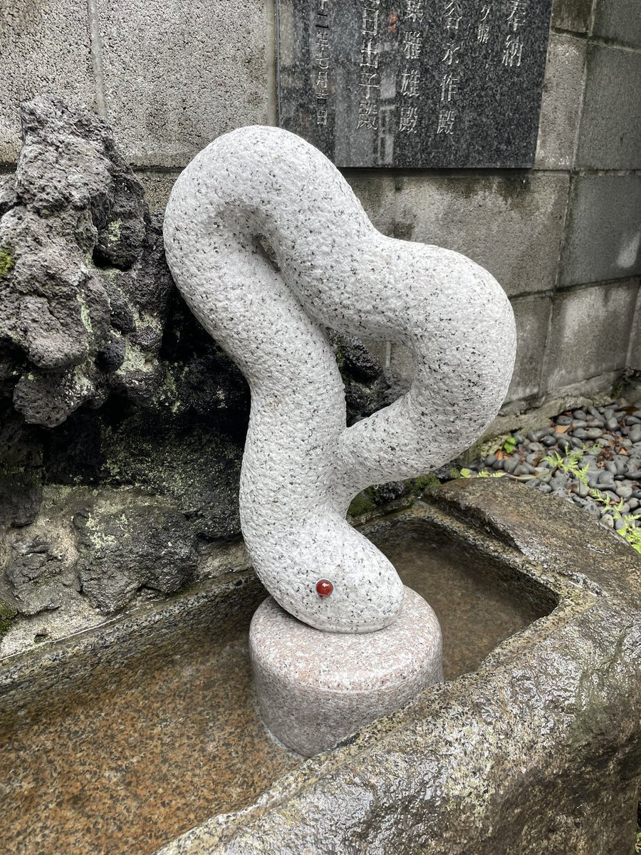 hebikubojinja's tweet photo. 8/23己巳の日
地元商店街にてへびくぼ市御朱印が頒布されます
白蛇様の戻り道に鎮座する「大原不動尊」に、「戻り白蛇様」が手水舎に祀られております。元の棲家に戻られる道中の休息所として、水飲み場とされてます
大原不動尊ご利益は、癌封じ、勝負運✨
お出かけの際は是非お参りください https://t.co/cVy7I64W3I