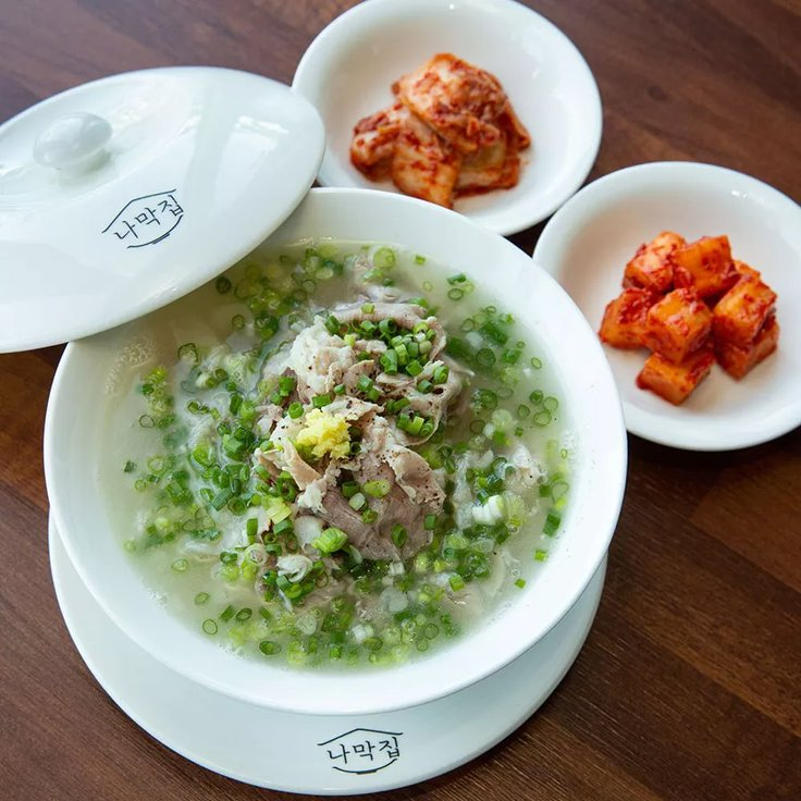 arongmarong's tweet photo. 미슐랭에 선정된 부산 돼지국밥 보고 있는데
이게 돼지국밥이라고???? 이건 아니다
이거 보고 먹으러 가지마라 샤갈
미슐랭 기준이 대체 뭐임?

부산 나막집이랑 안목이라함;; https://t.co/Wyxkpmm5Ew