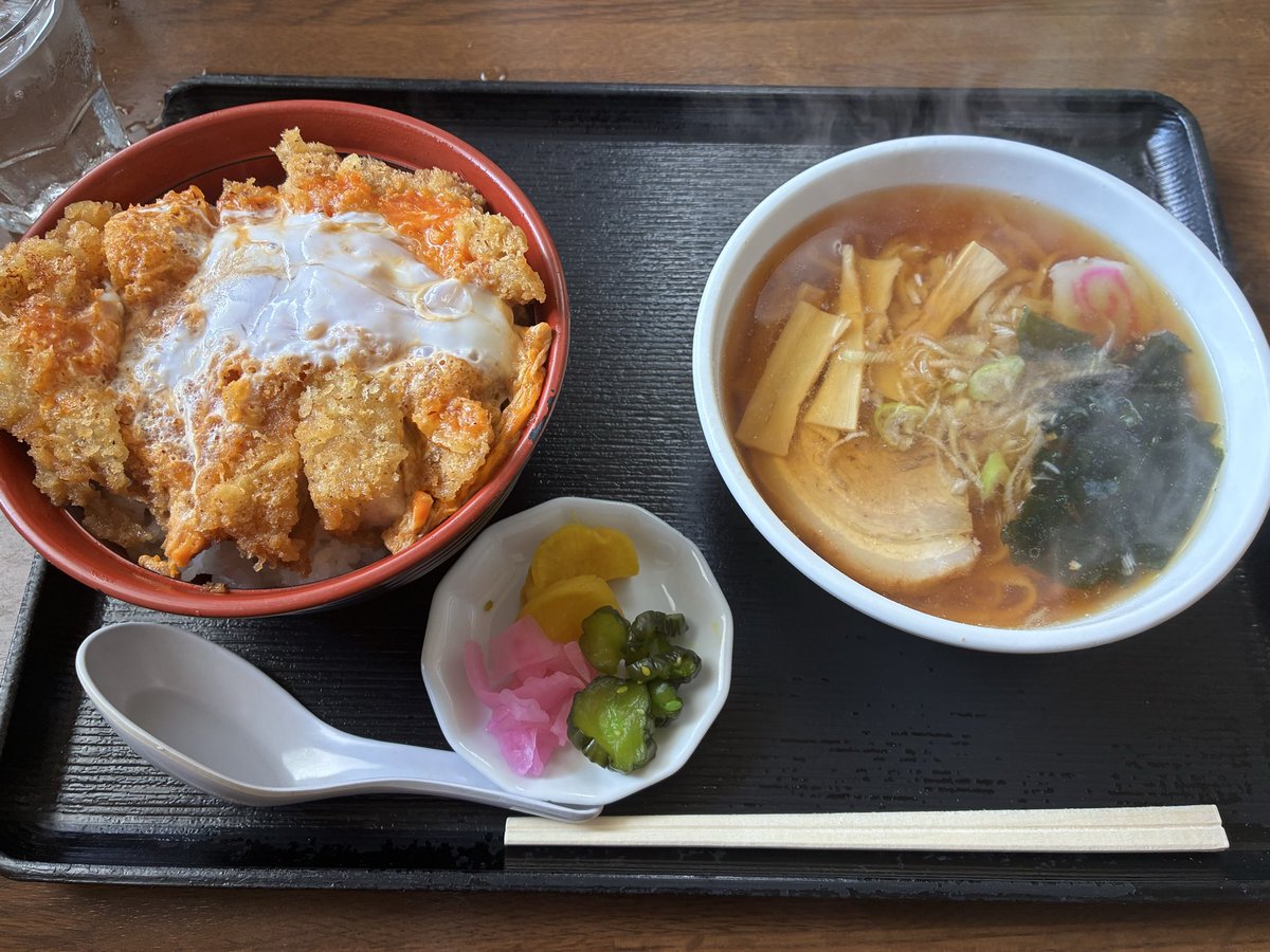 go5tiger's tweet photo. 栃木県佐野市　佐野市に来て佐野ラーメンを食べずに定食屋さんへ　これが当たり　カツ丼半ラーメンセット　肉厚で大満足 https://t.co/YimUPrATEh