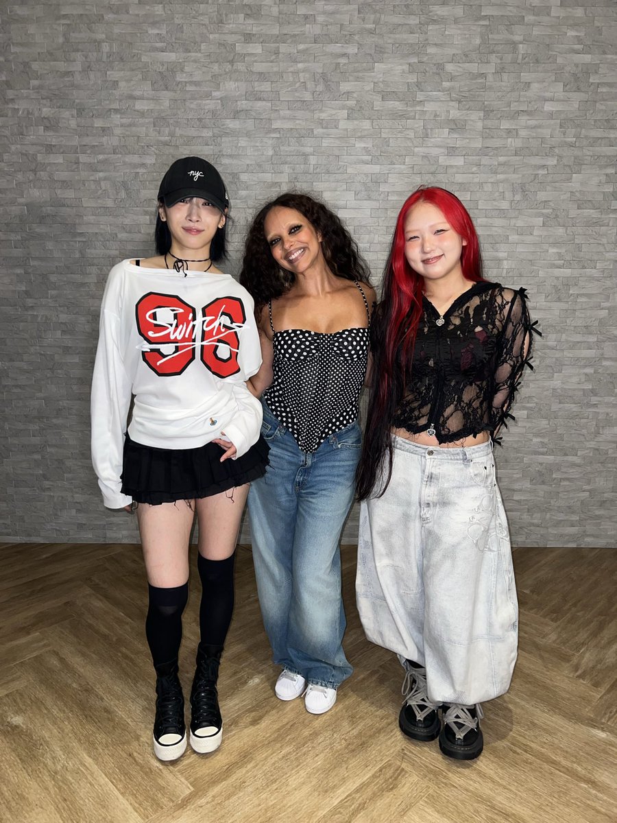 INTSonyMusicJP's tweet photo. ❤️‍🔥 #HANA × #JADE ダンスコラボ❤️‍🔥

お互い今年の #サマソニ に出演し、サバイバル番組出身でもあるという共通点を持つ2組✅

#JISOO さん、#CHIKA さん、ジェイドのオフショット記念写真を公開📸✨

お互いの曲でダンスした動画も是非チェック！
🎵HANA - 「ALL IN」
https://t.co/fFUOoxX0EM

🎵JADE - 「Plastic Box」
https://t.co/gHVxI0KW9I

@HANA__BRAVE @jadethirlwall 
@summer_sonic