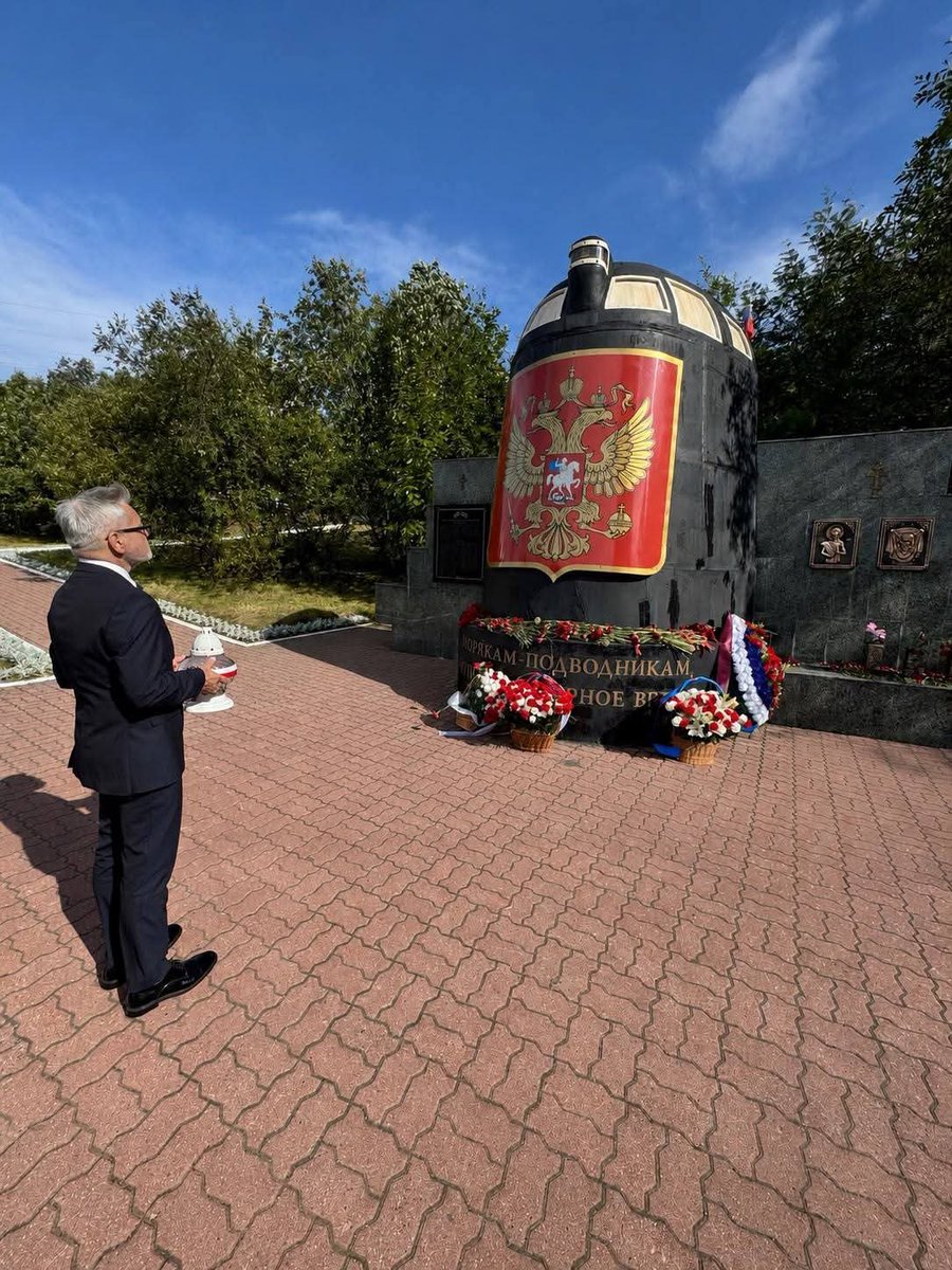 Poland_Based's tweet photo. 🚨 🇵🇱 🇷🇺 🕯️
The Polish Ambassador pays tribute to the Russians who died during the disaster of the Russian nuclear submarine K-141 Kursk
----------

,,In Murmansk, on August 16, 2026, Polish Ambassador Krzysztof Krajewski lit a candle at the monument to submariners who died in peacetime. The centerpiece of the monument is a fragment of the conning tower of the nuclear-powered submarine K-141 Kursk.

On August 12, 2000, during a Northern Fleet exercise in the Barents Sea, a disaster occurred aboard the Kursk. The submarine sank, killing all 118 crew members.

The candle was lit in memory of the Kursk's sailors."

- Polish Embassy in Moscow
----------

source: Facebook